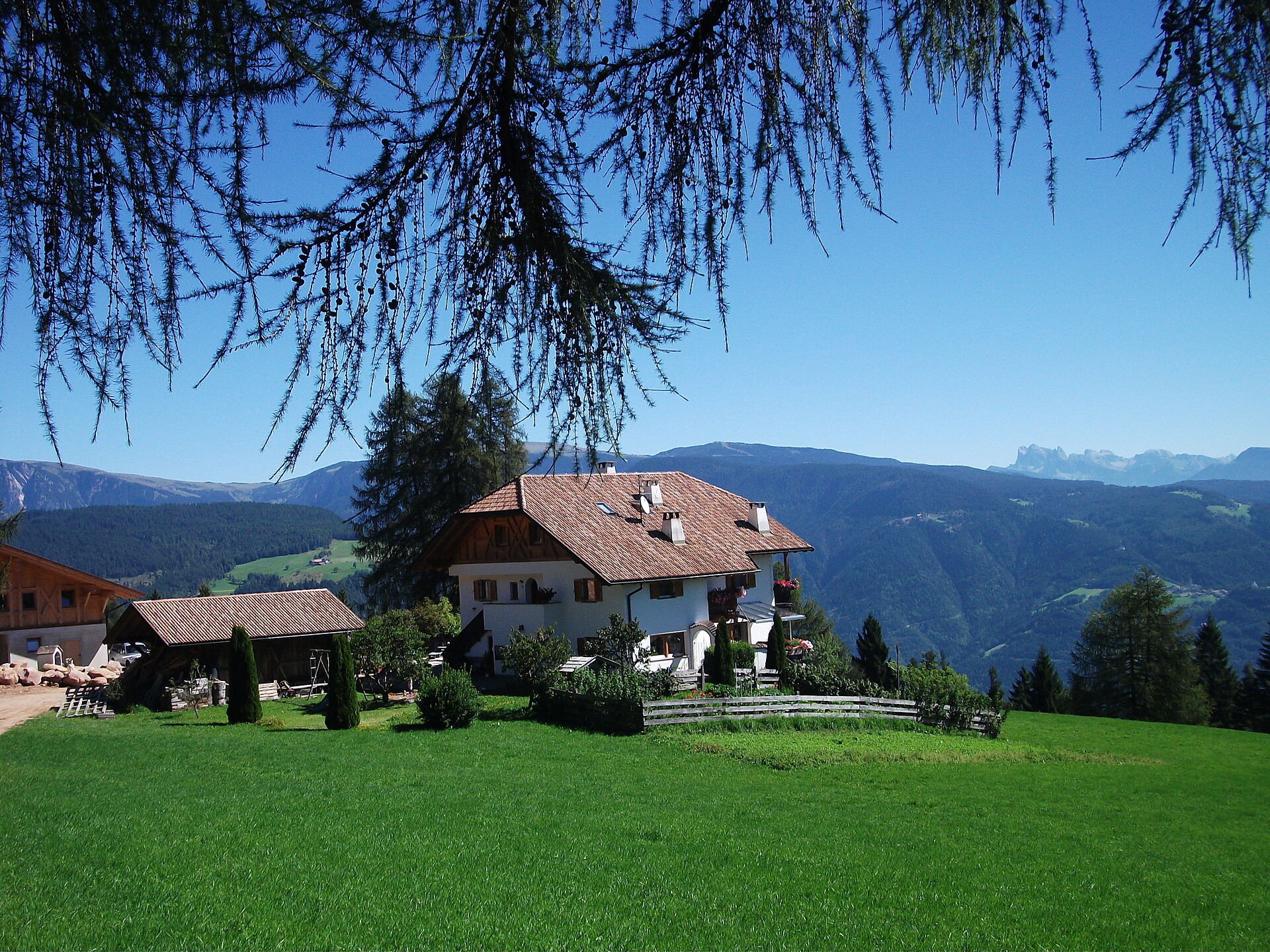 unser Stücklhof mit wunderbarem Blick auf die Dolomiten