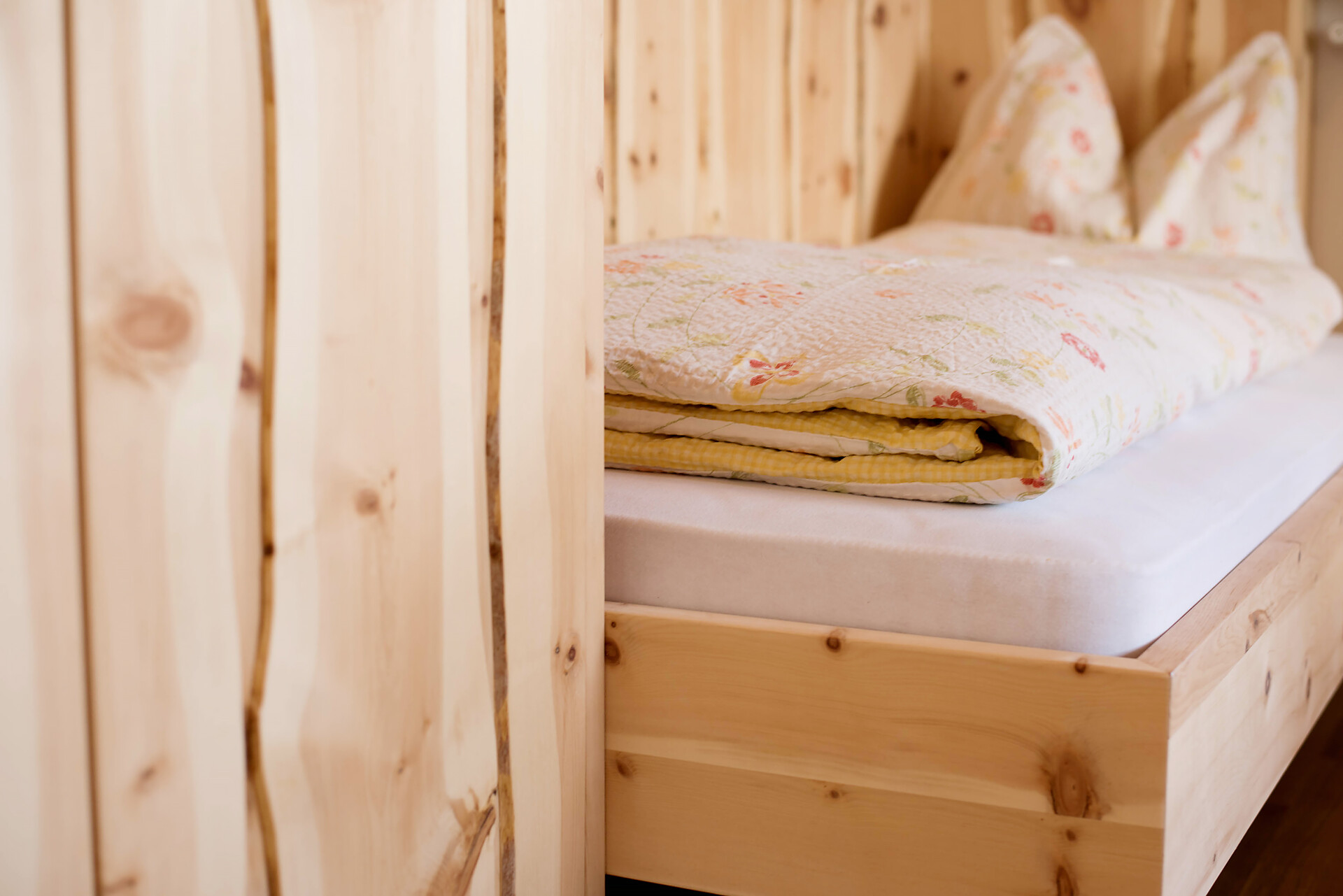 Einzelbett in Zirbenholz