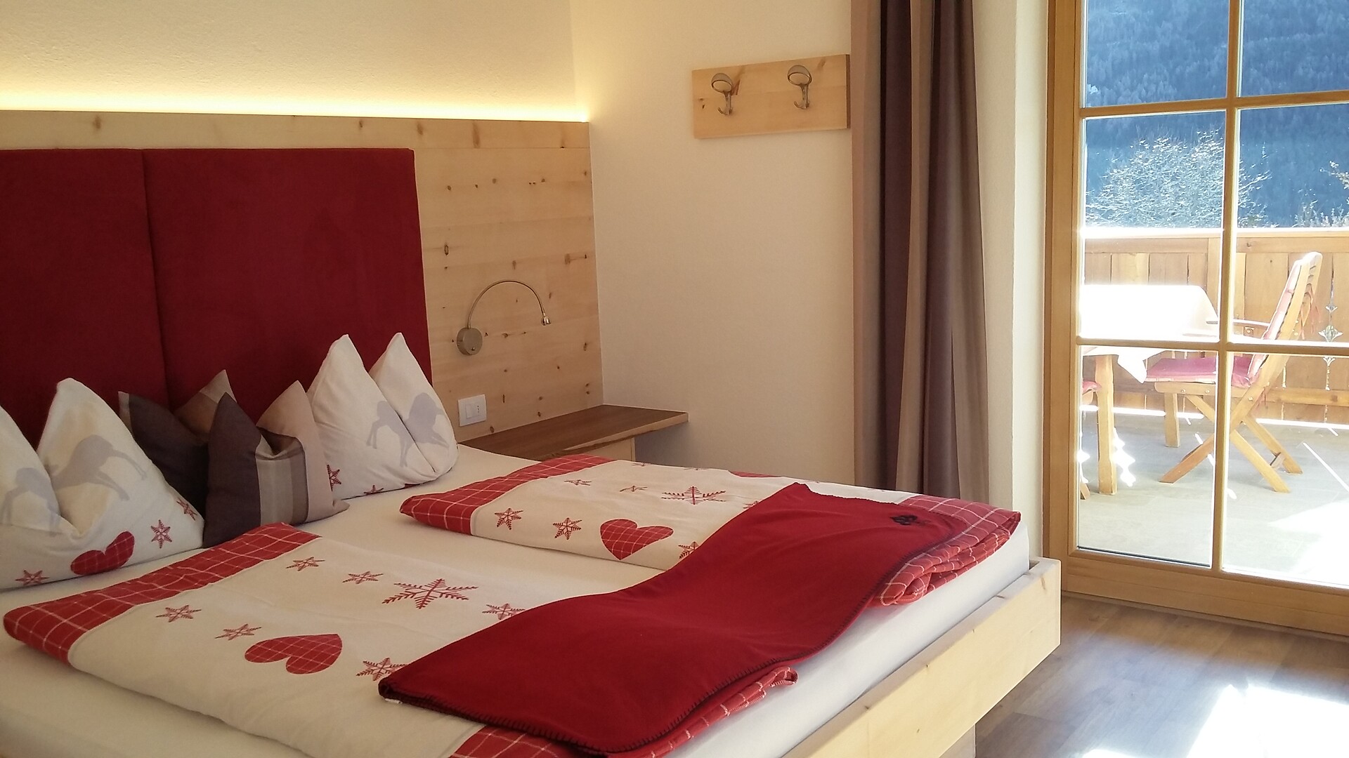 Schlafzimmer in Zirbenholz
