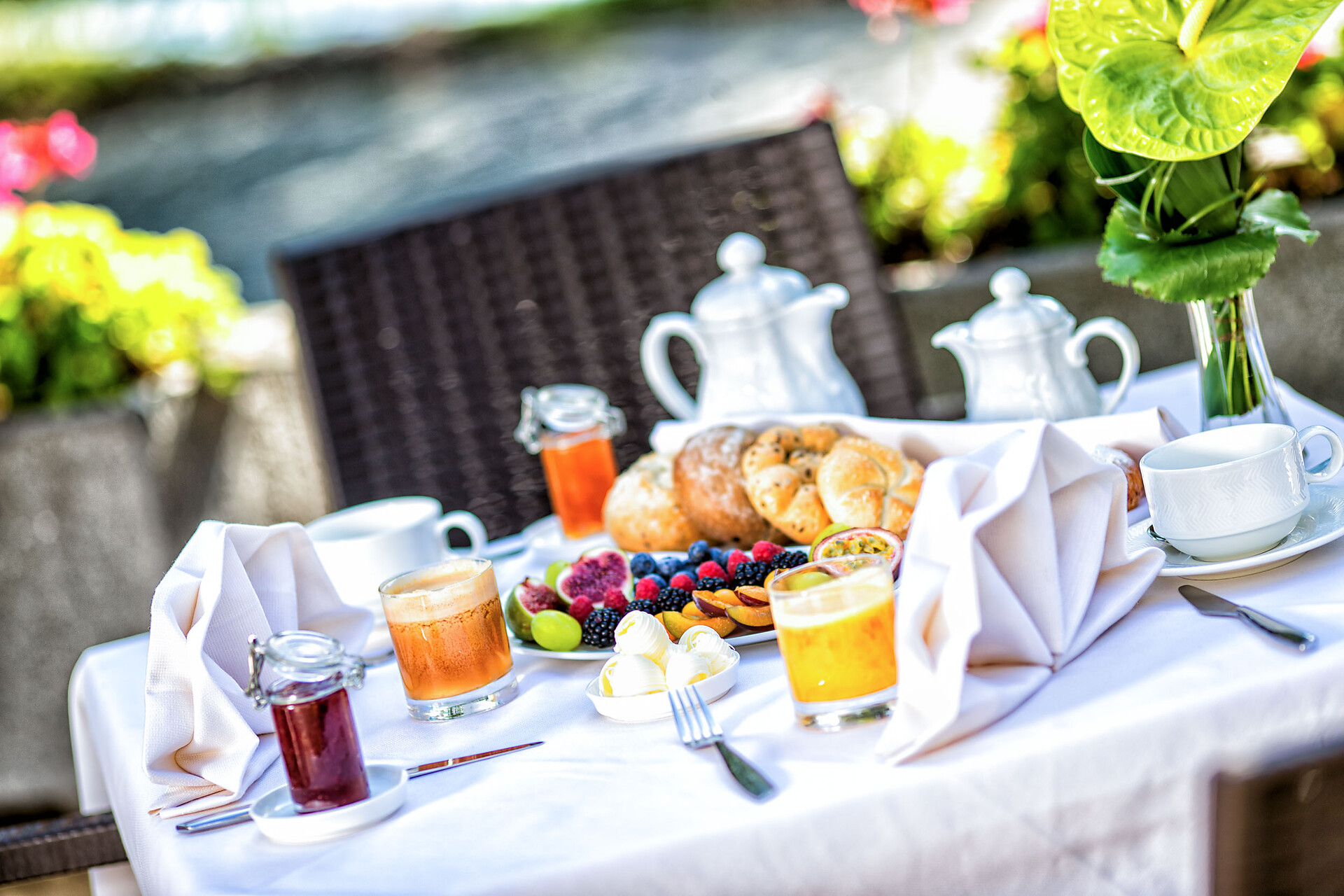 Colazione sulla terrazza sul lago