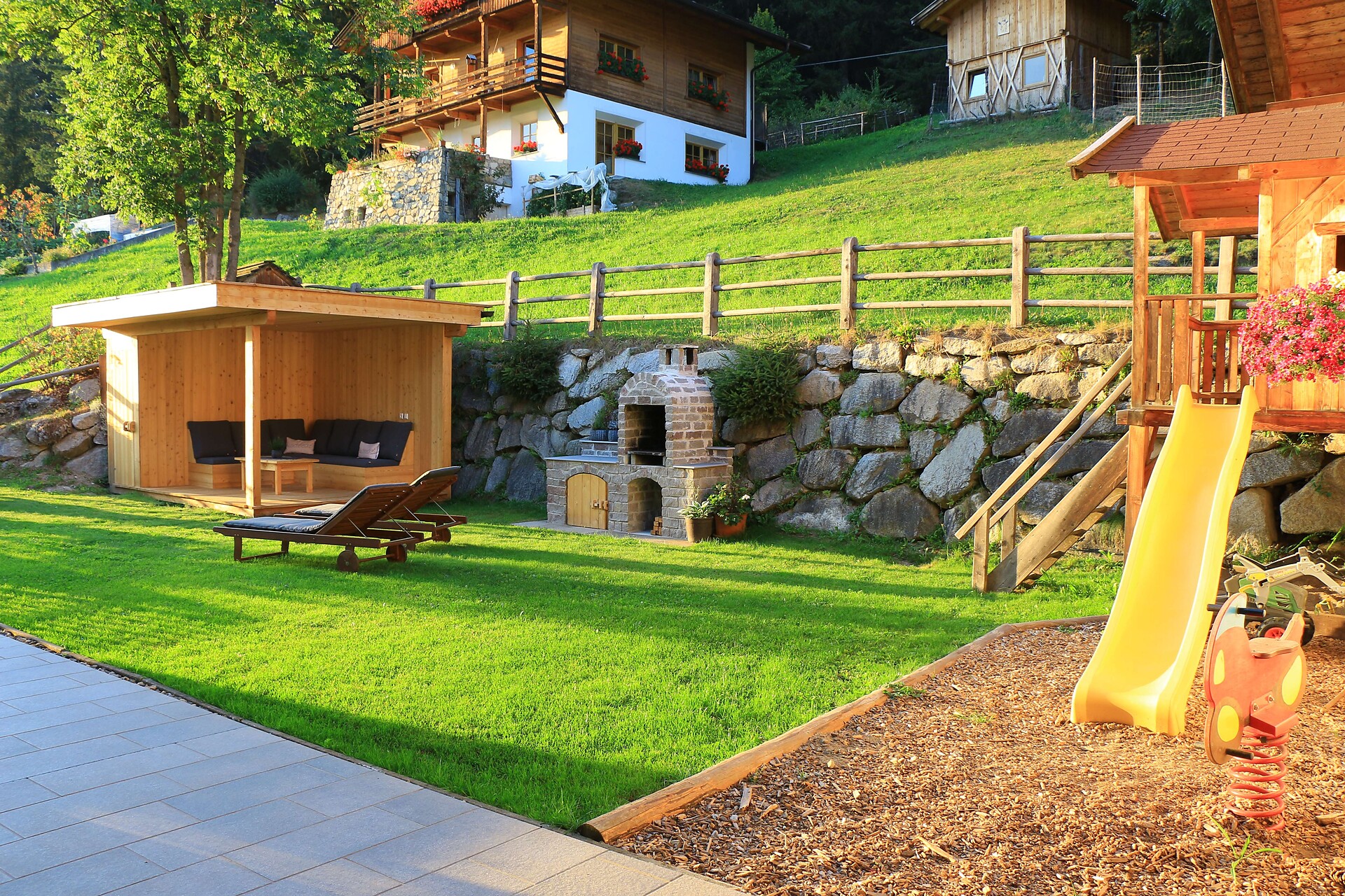 Lounge, Grillbereich und Kinderspielplatz