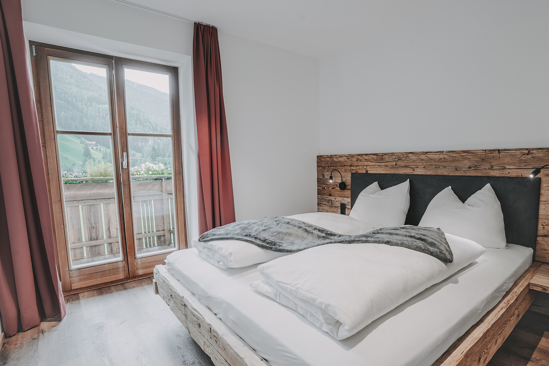 Camera da letto in legno antico