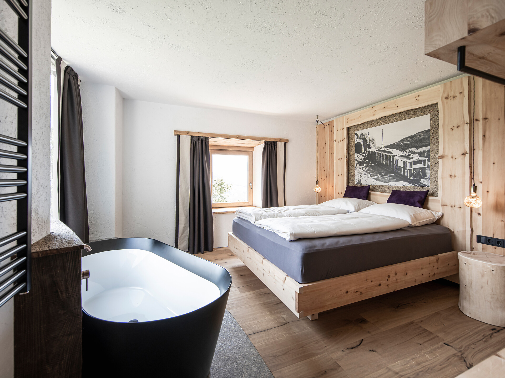 Bedroom with bathtub Ostberg