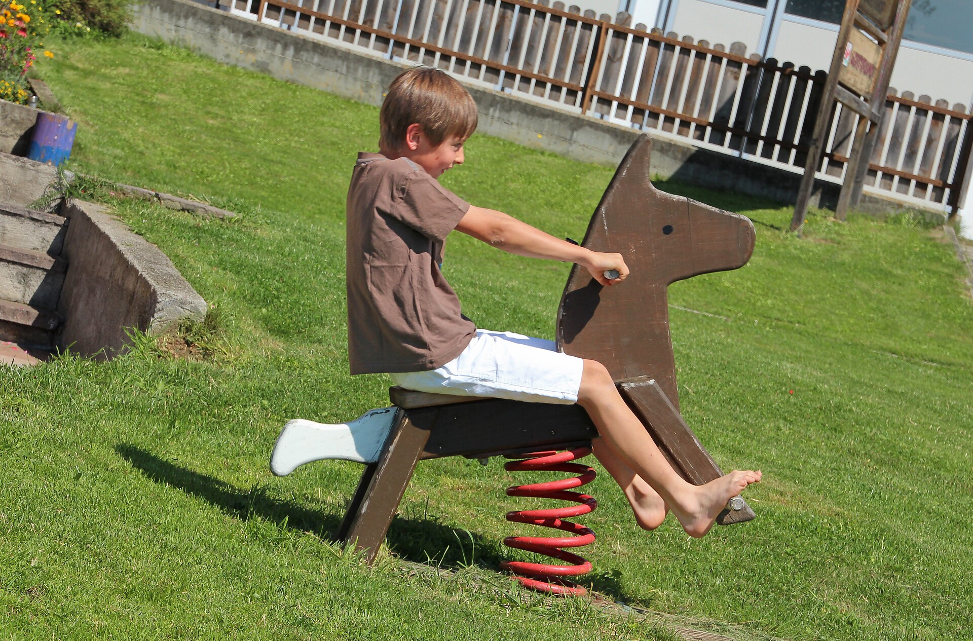 Kinderspielplatz vor dem Haus