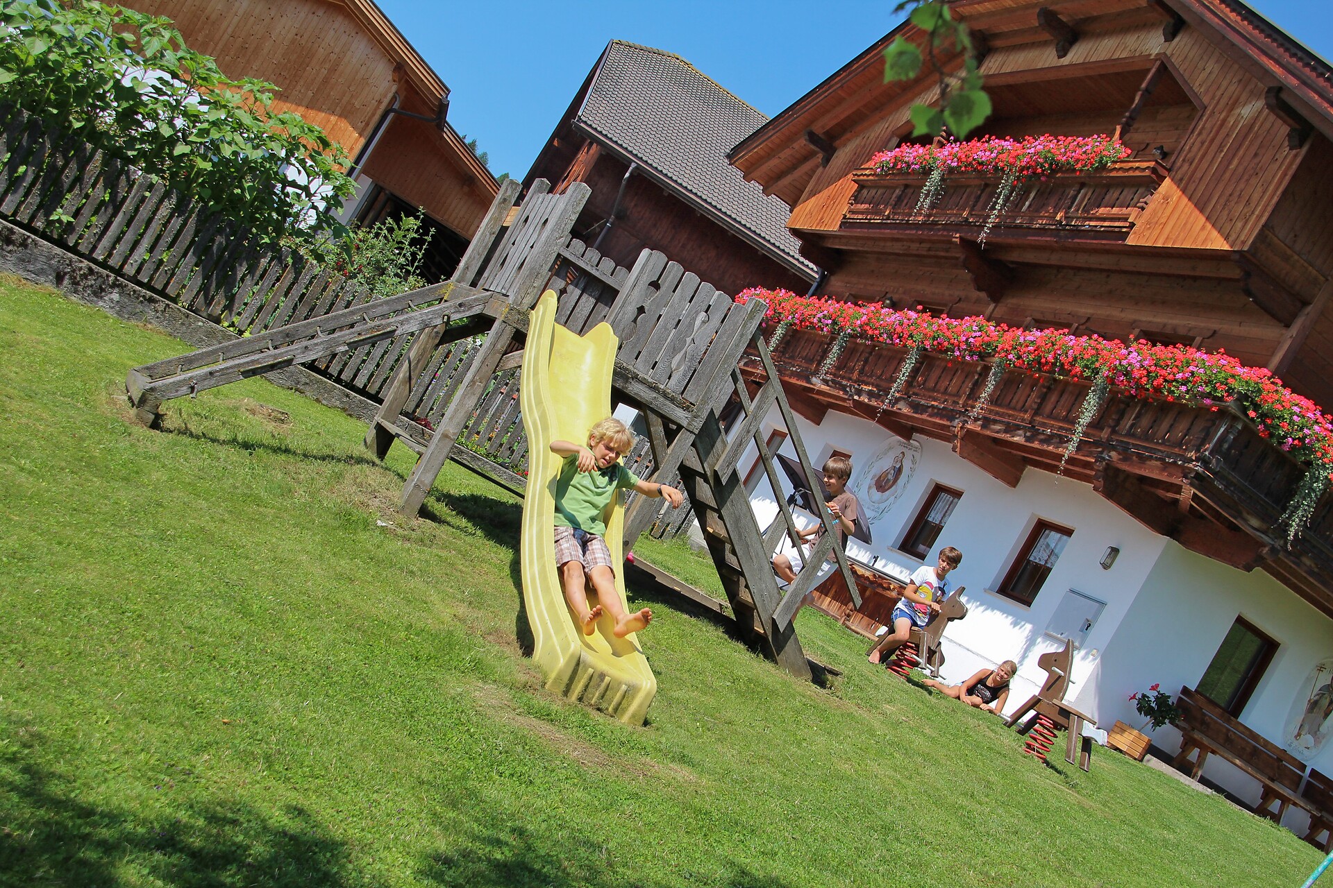 Kinderspielplatz vor dem Haus