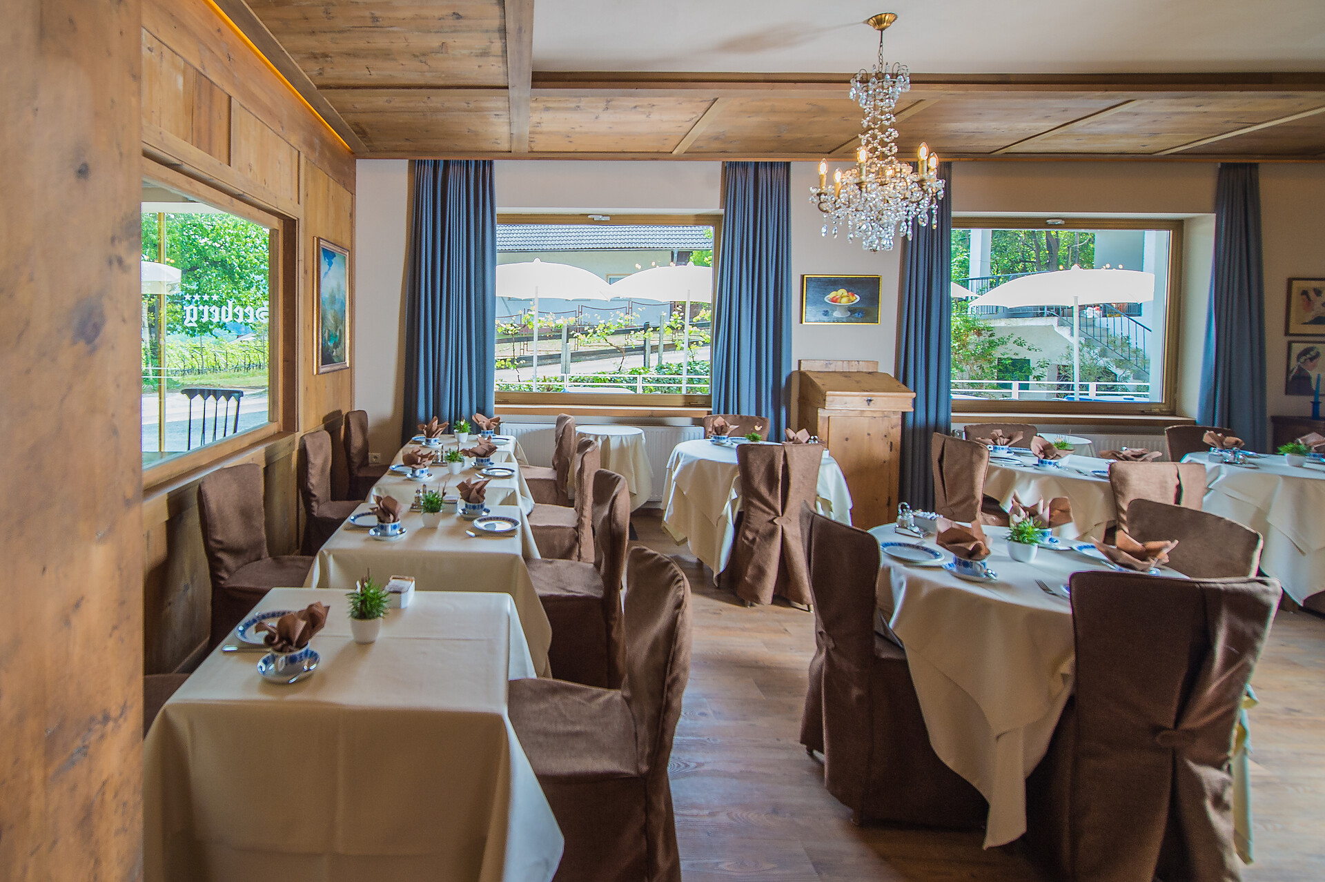 breakfast room