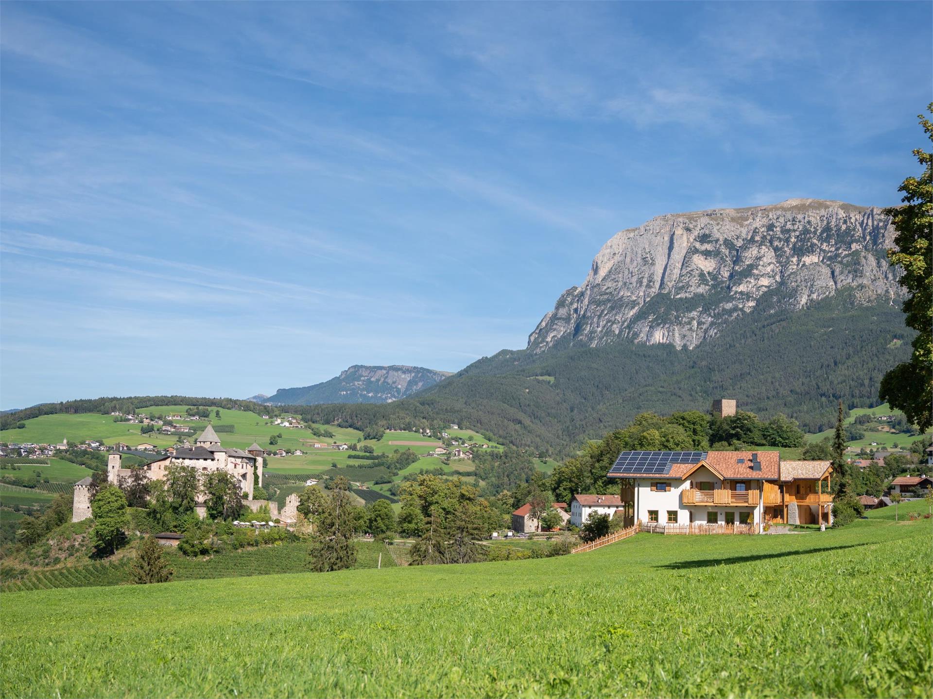 Schlosshof Völs am Schlern/Fiè allo Sciliar 1 suedtirol.info