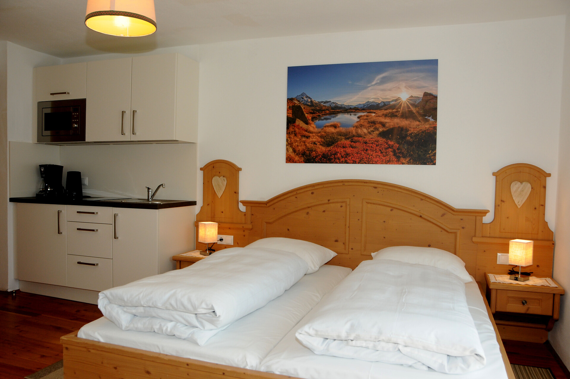 Doppelzimmer mit Küchenzeile und Balkon