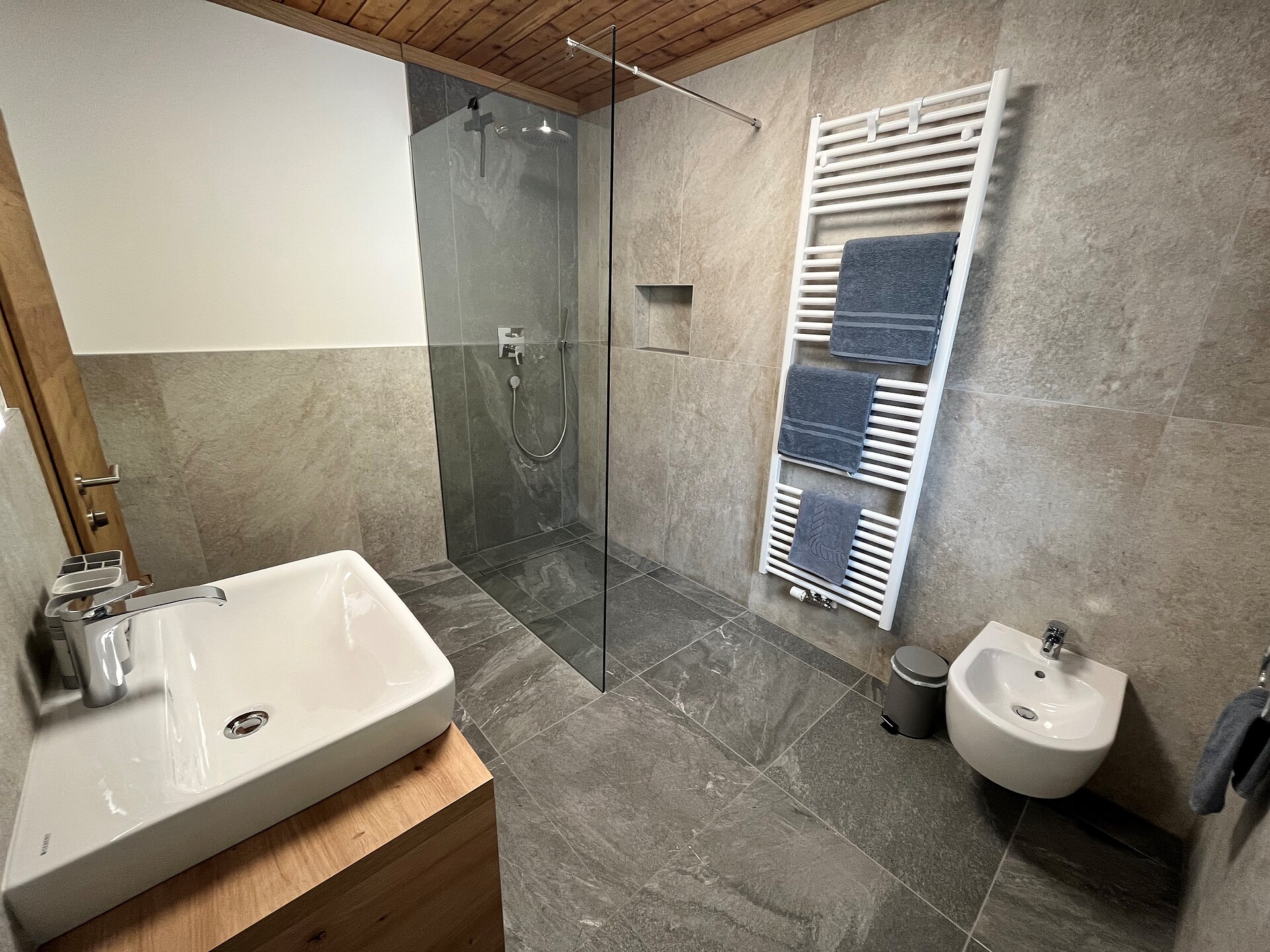 Bad mit Dusche, WC und Bidet