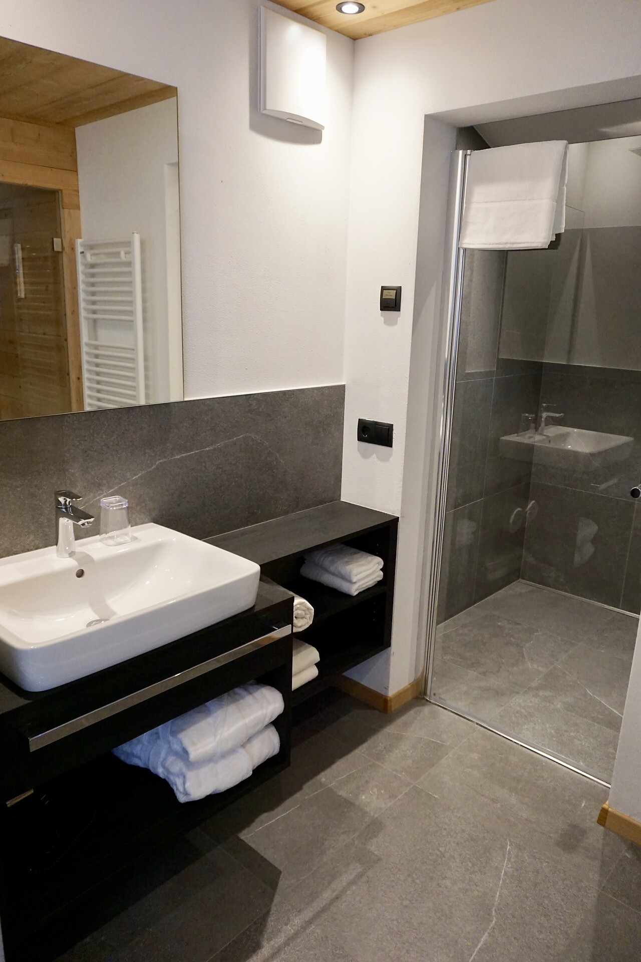 Appartamento Obsidian bagno con doccia a pioggia