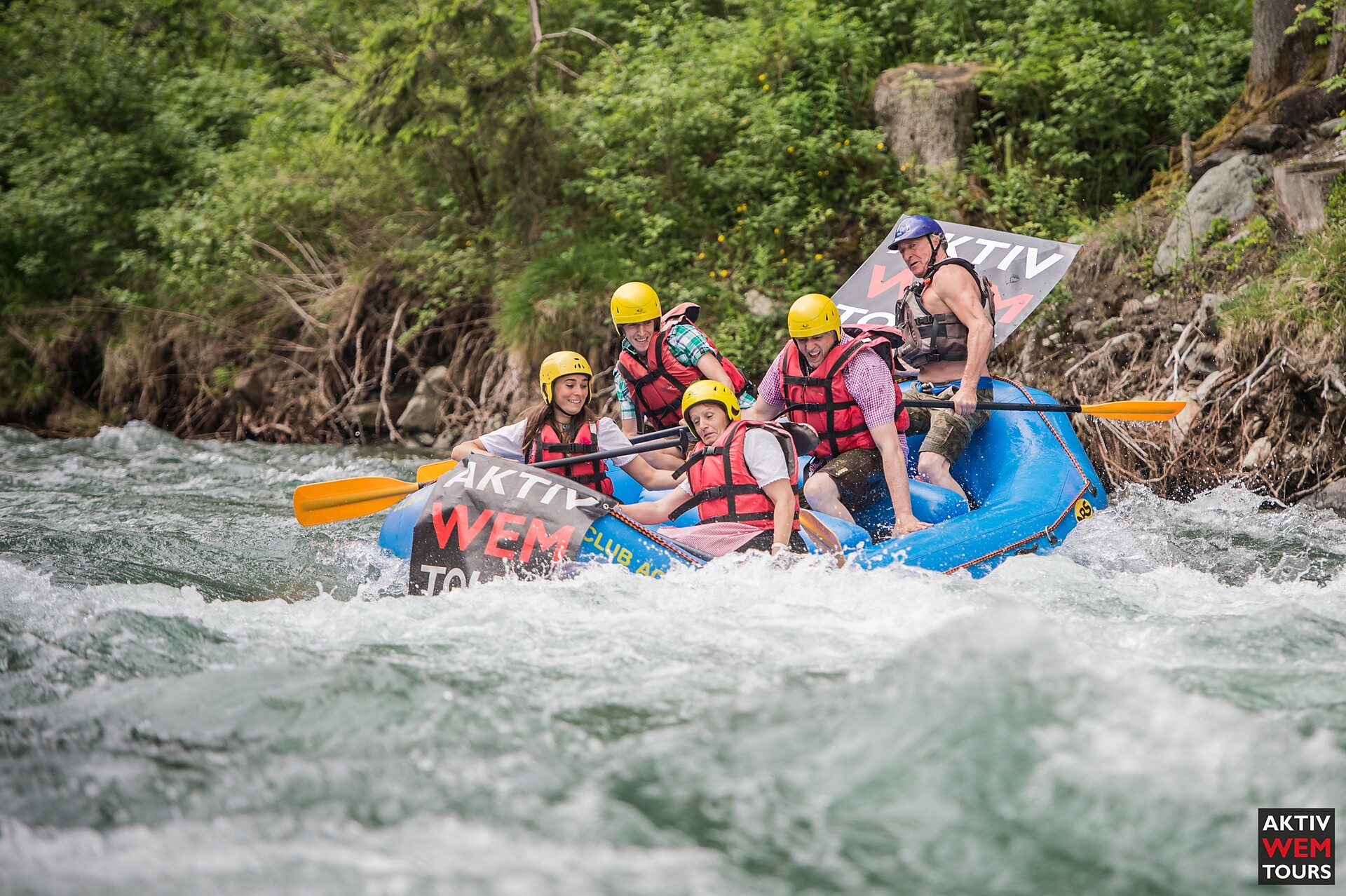 Eintauchen unter den Wasserfall beim Rafting (Level I und II) entlang der Ahr