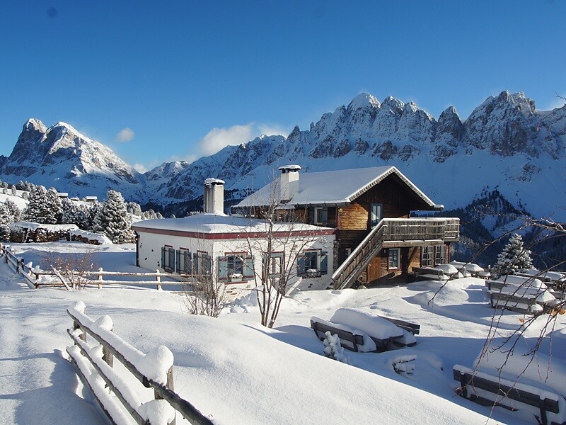 Schatzerhütte in winter