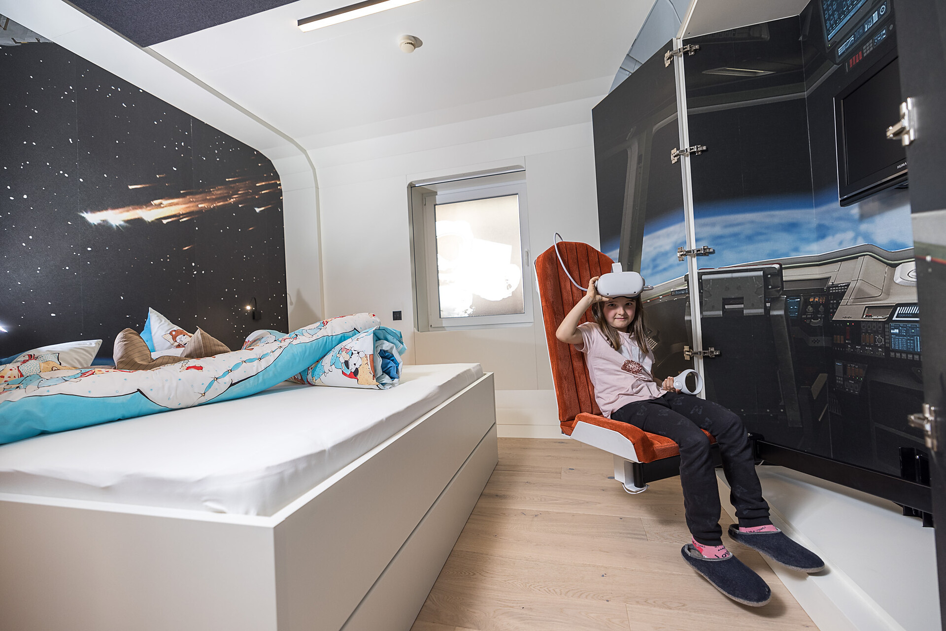 Themenzimmer Raumschiff im Sonne, Mond und Sterne mit VR Brille und Cockpit