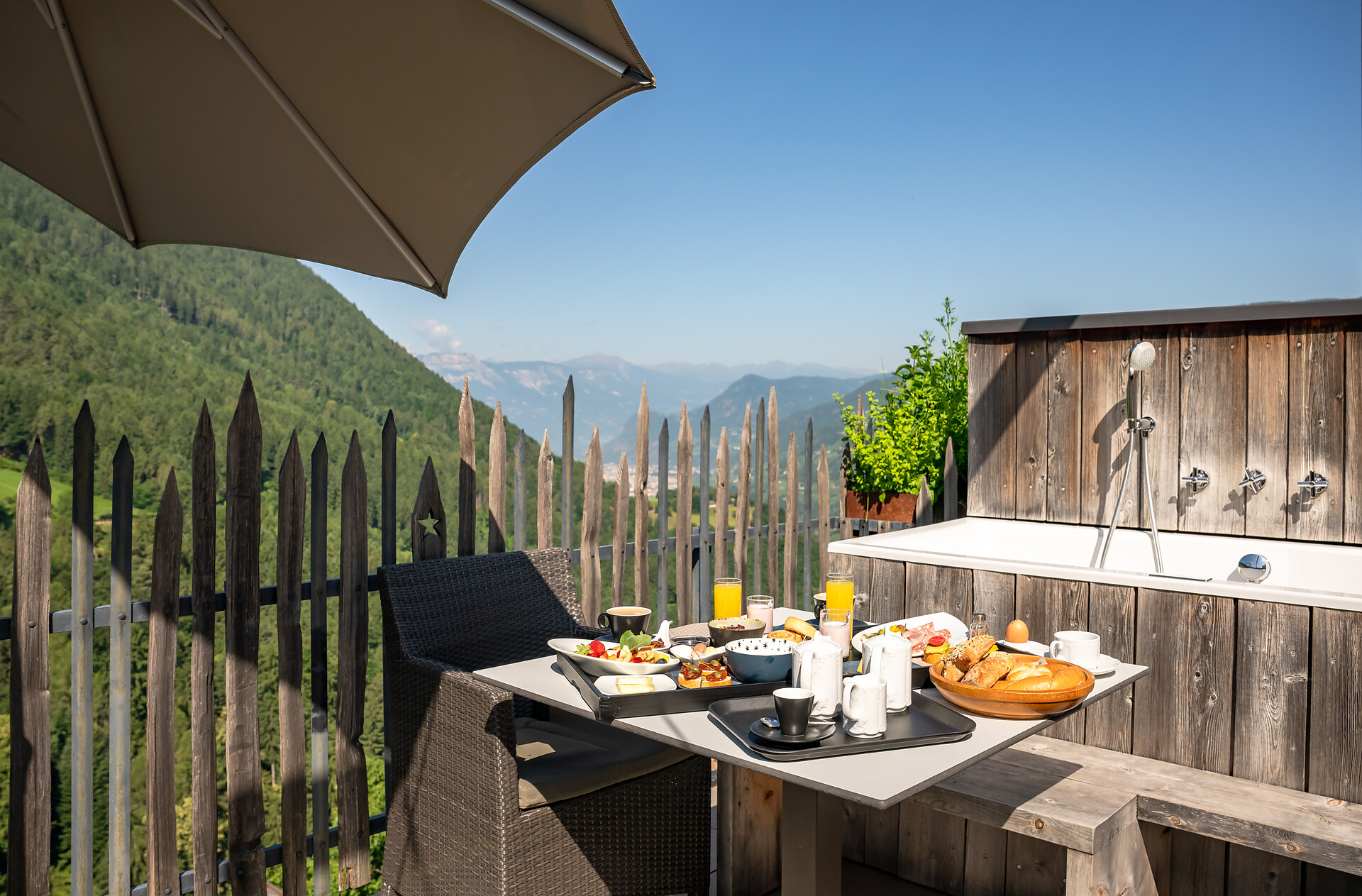 Frühstück auf der privaten Dachterrasse