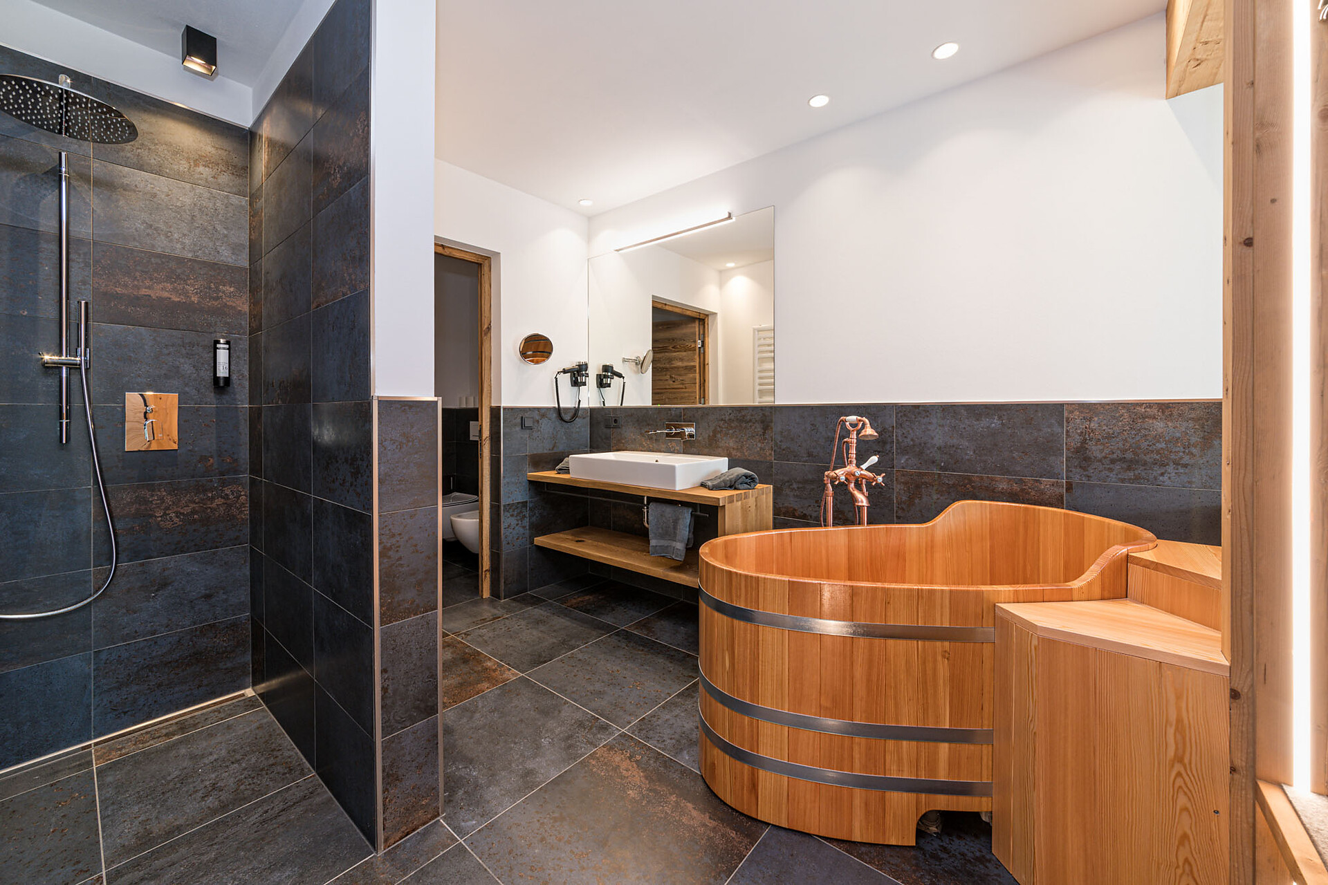 Badezimmer mit Holzbadewanne