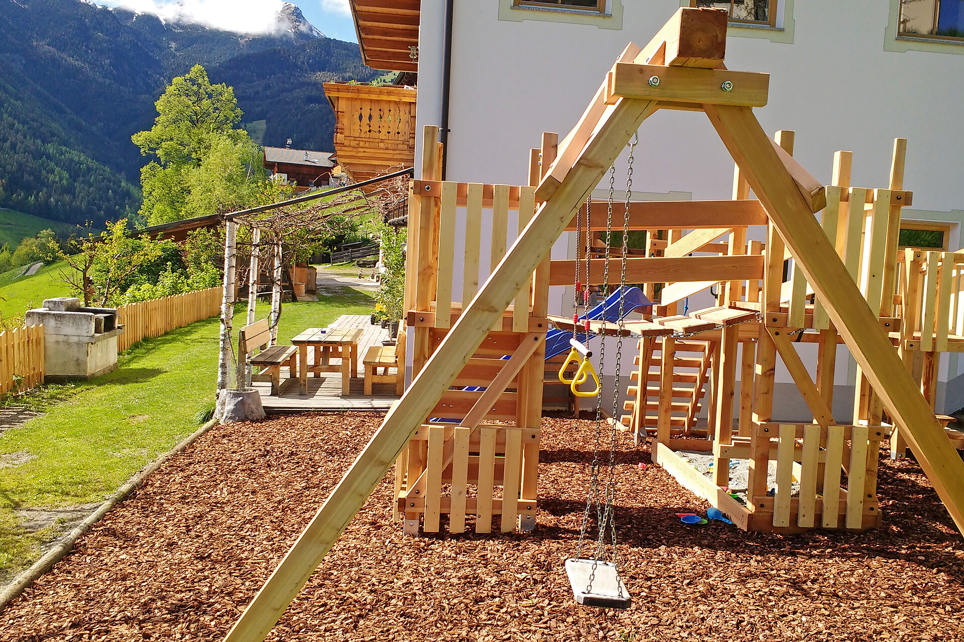 Der Spielplatz und der Aussenbereich