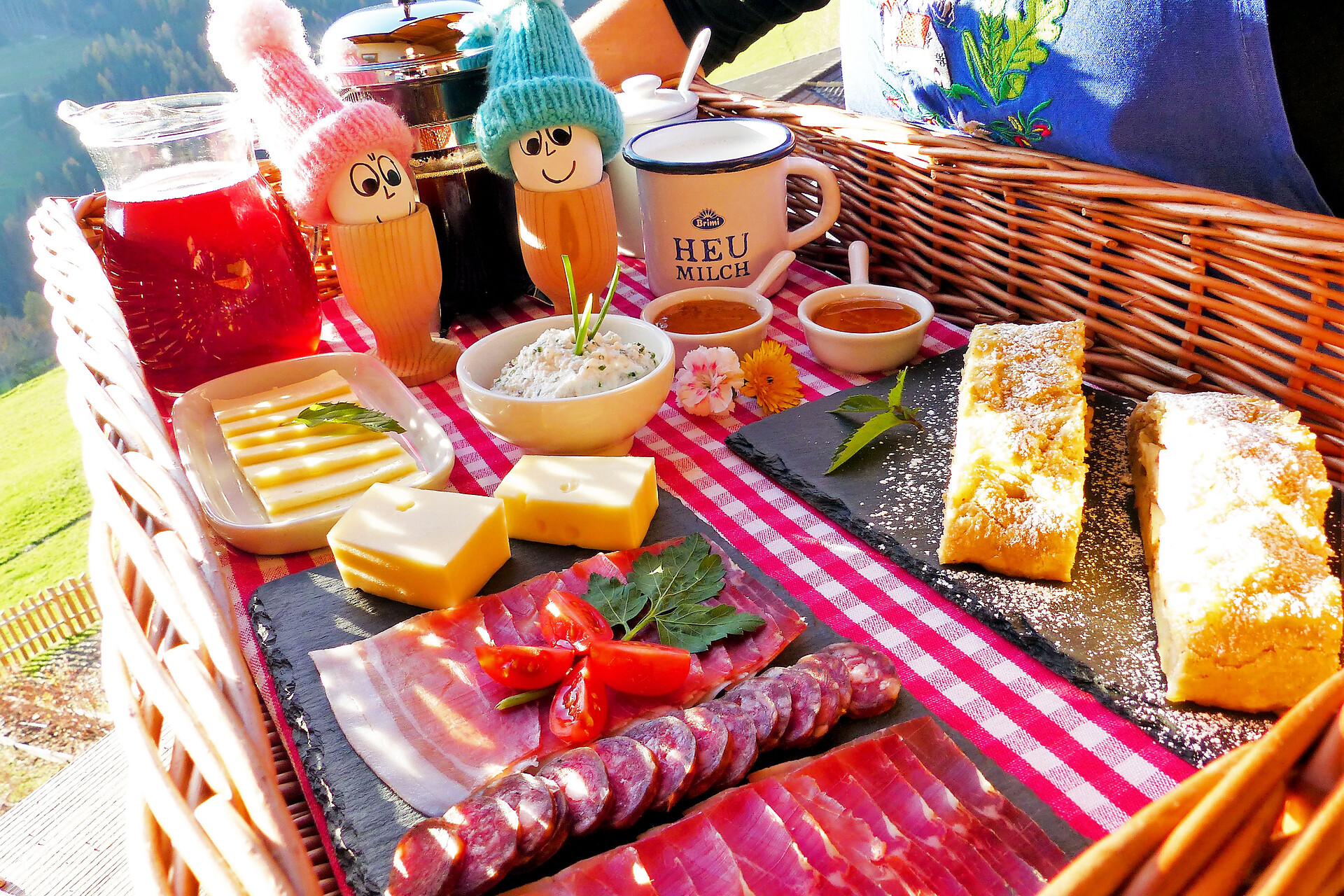 Der Frühstückskorb mit vielen hausgemachten Produkten