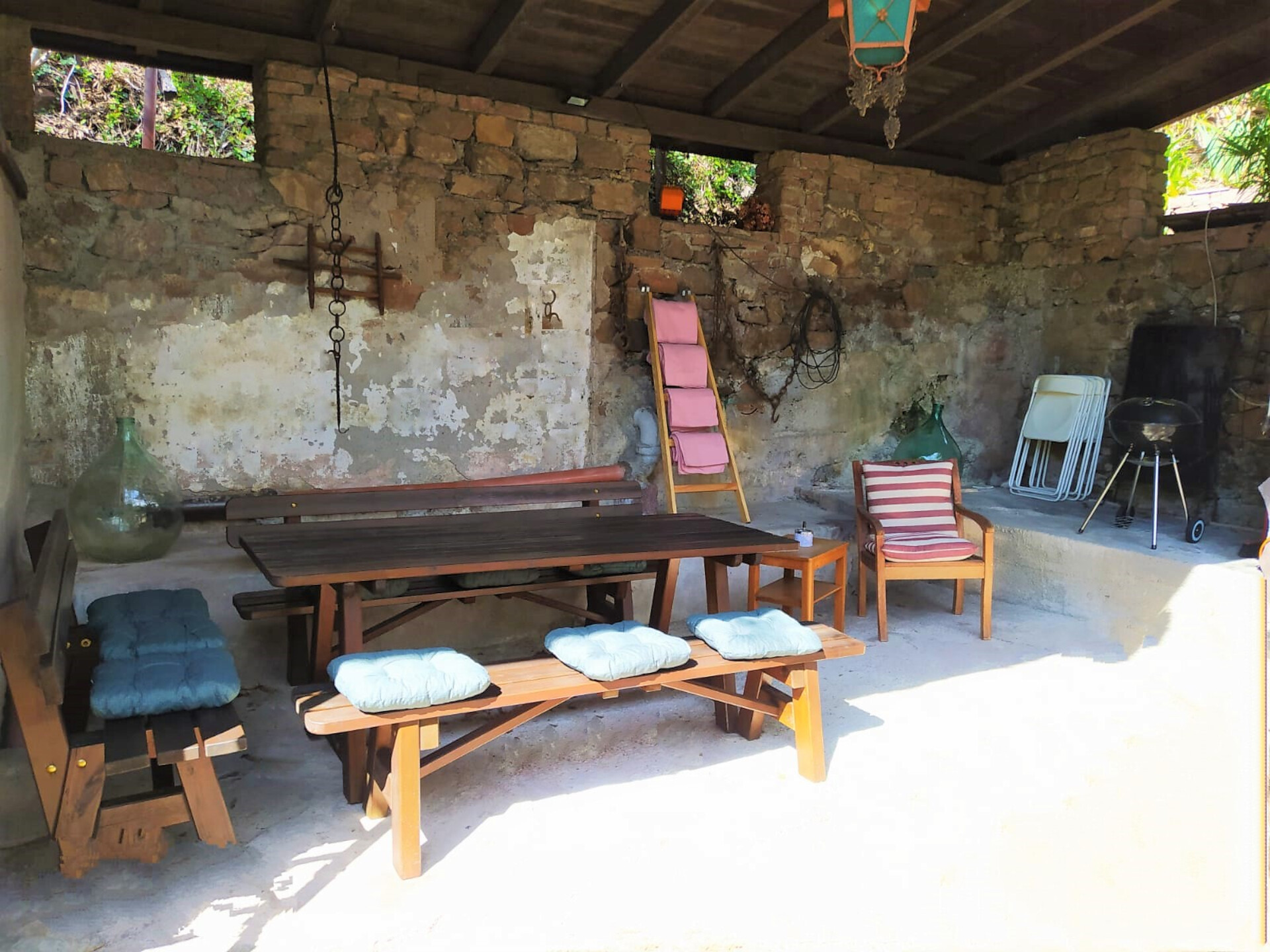 Loggia rusticale nel giardino