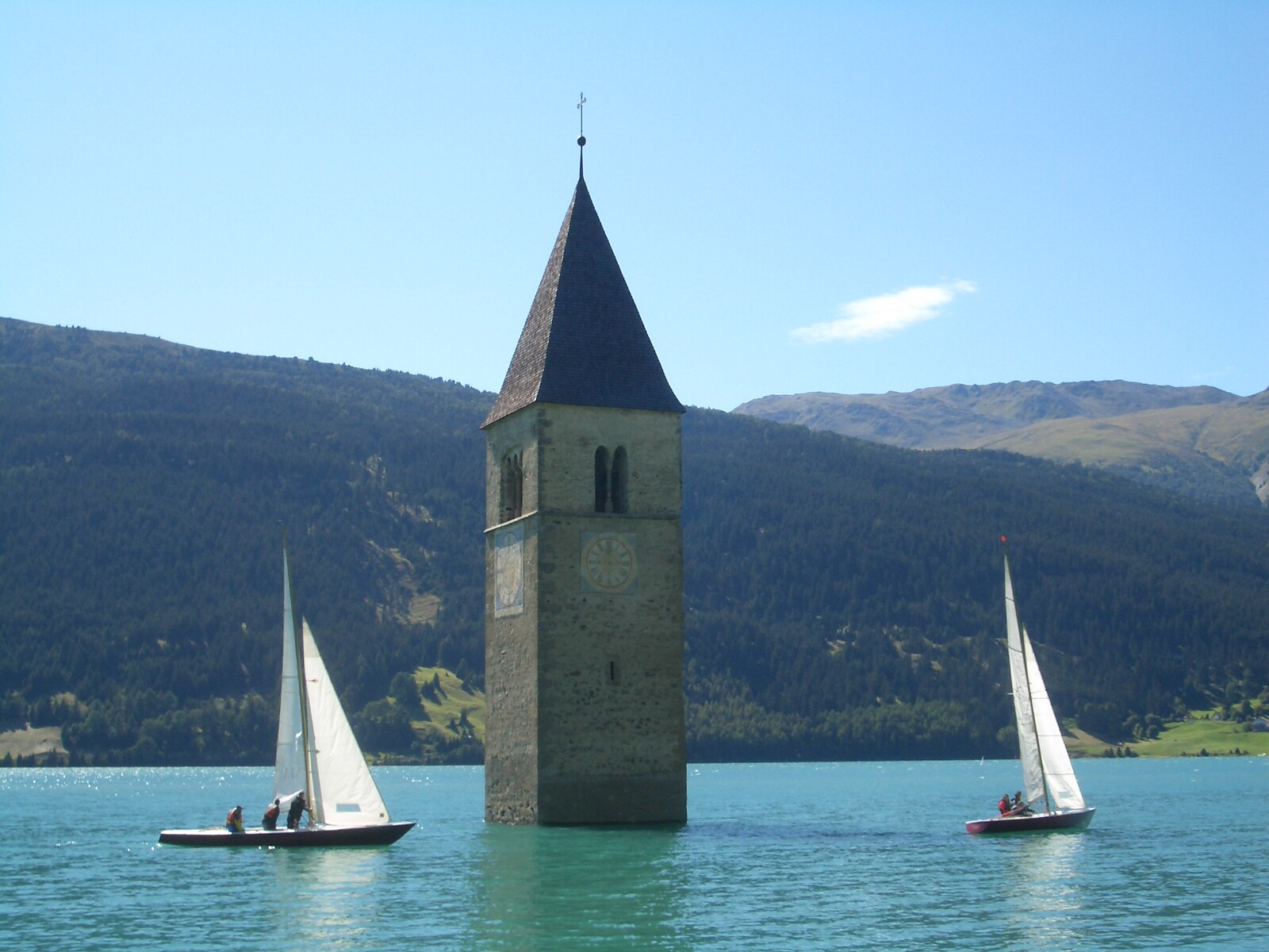 barche a vela vicino al campanile