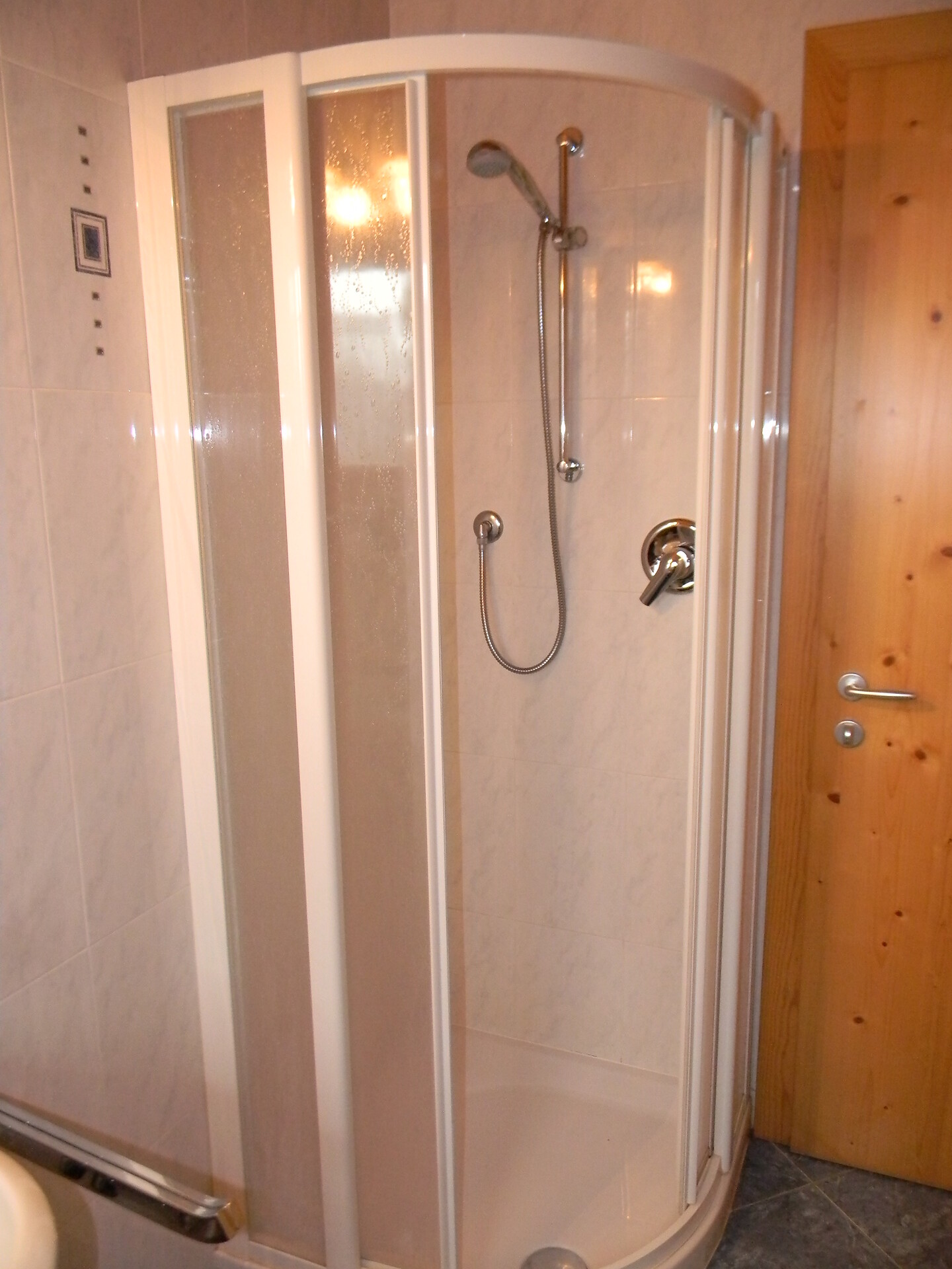 Badezimmer mit Dusche