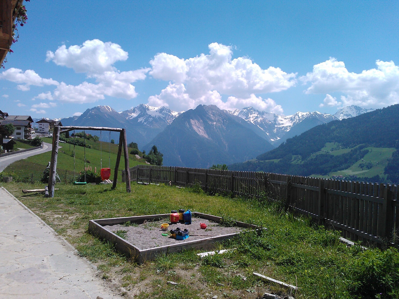 Garten mit Spielplatz
