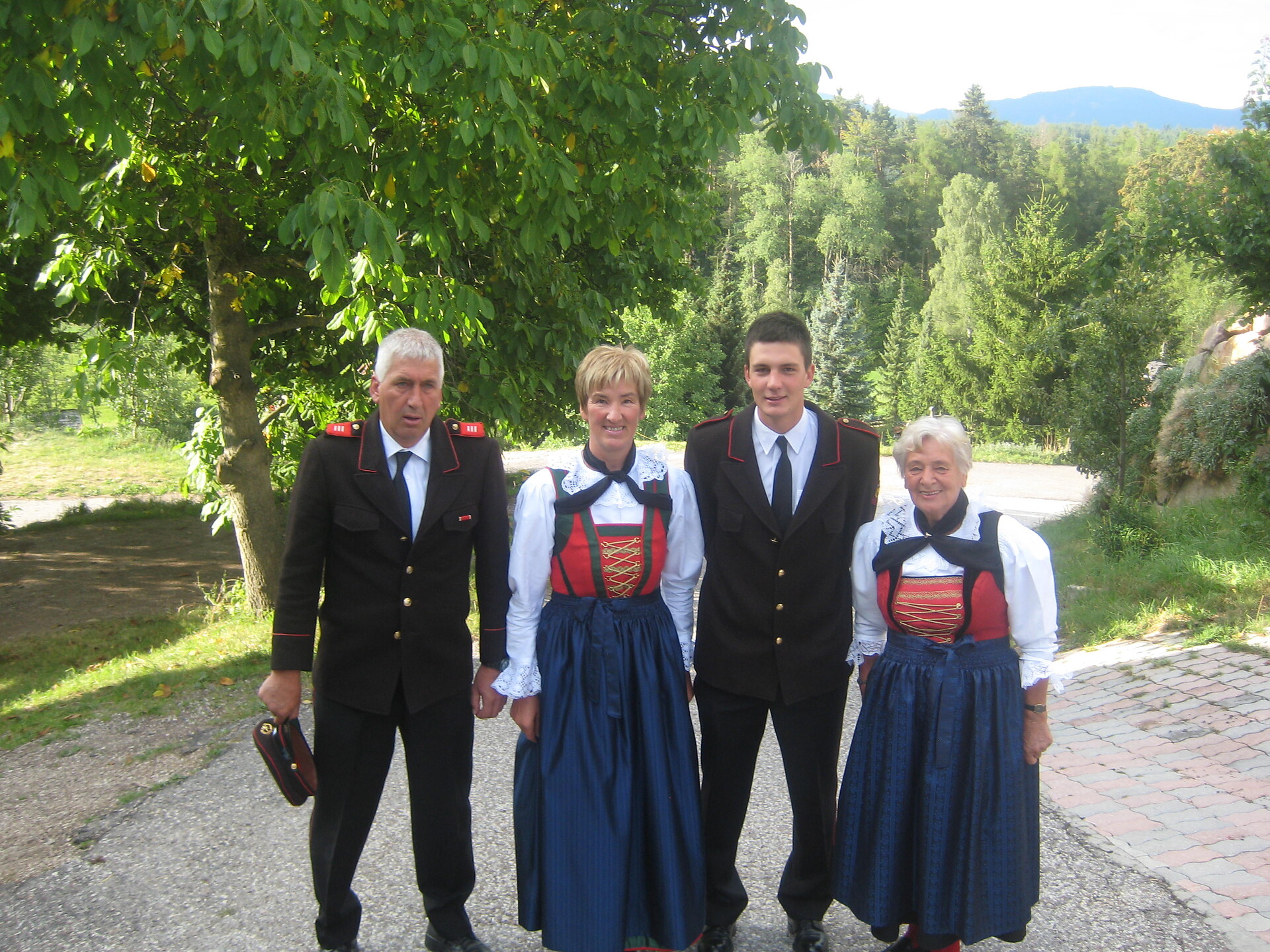 Familie Fink im Festagsgewand