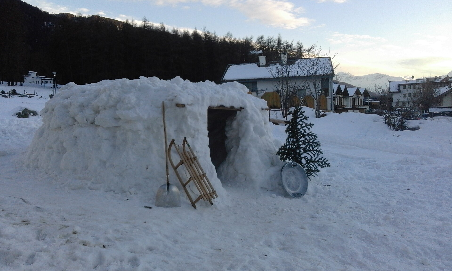 iglu vor dem Haus