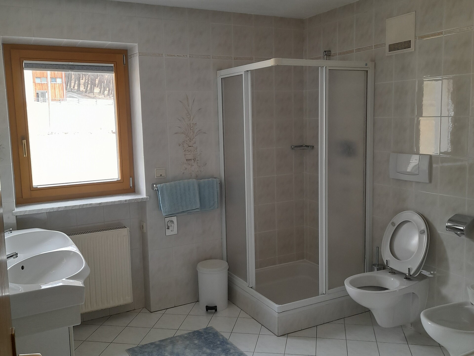 großes Badezimmer