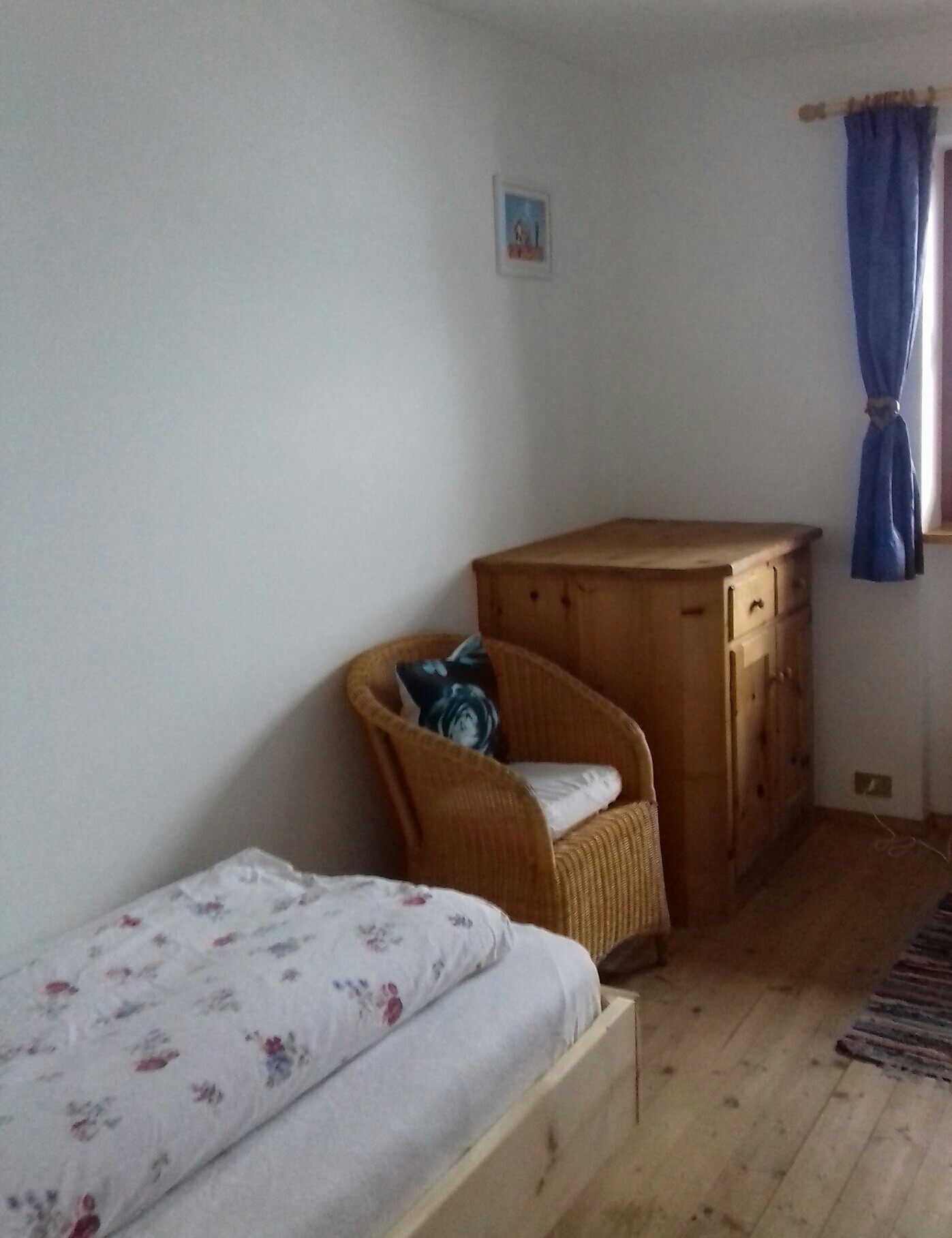 2nd bedroom with two single beds