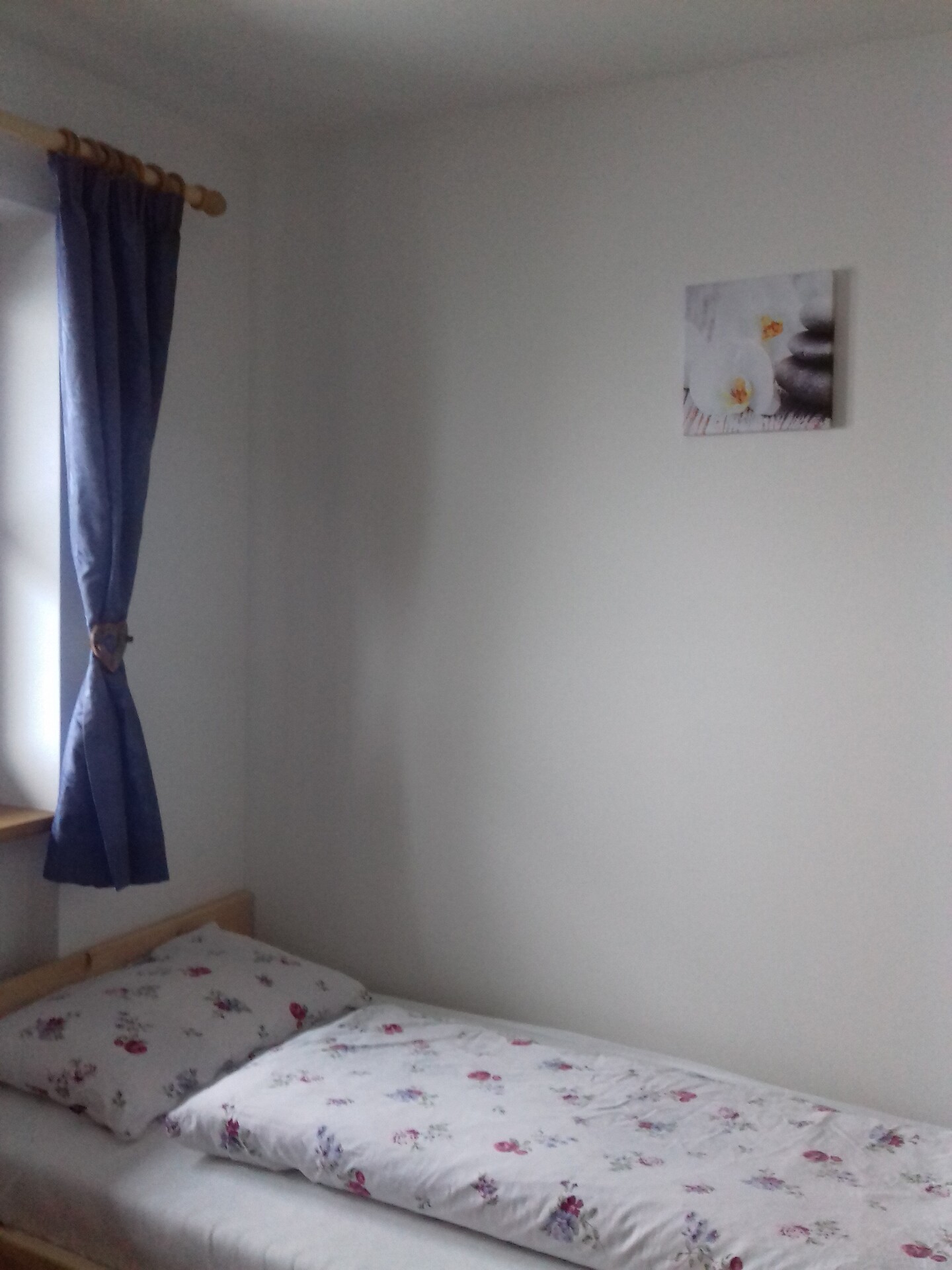 2nd bedroom with two single beds