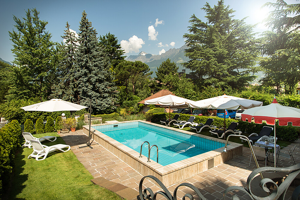 Relax in mediterraner Atmosphäre, solarbeheizte Schwimmbad, Liegestühle Sonnenschirme zur Verfügung