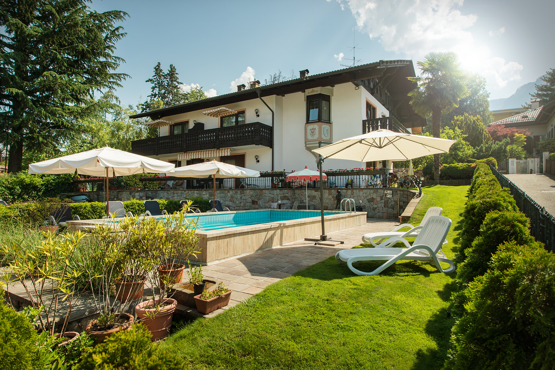 Kein Weg ist zu weit um dort anzukommen wo das Herz zu Hause ist in Meran bei Villa Eleonora