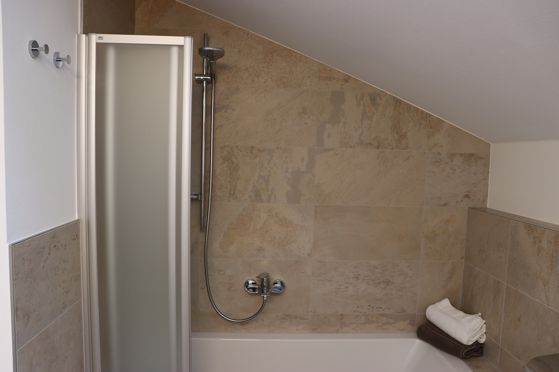 Badewanne und Dusche