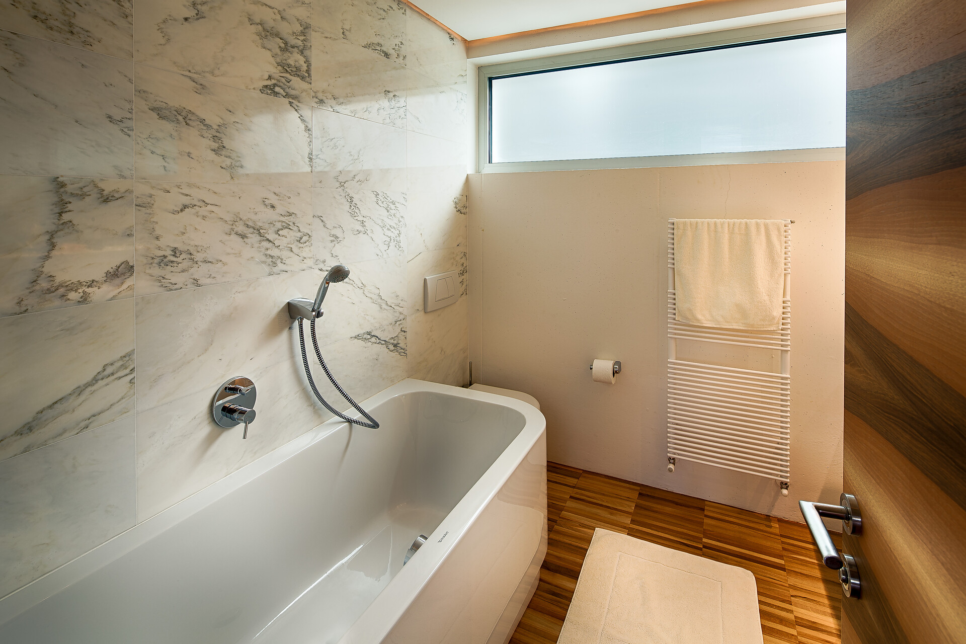 Bad mit Badewanne und Dusche