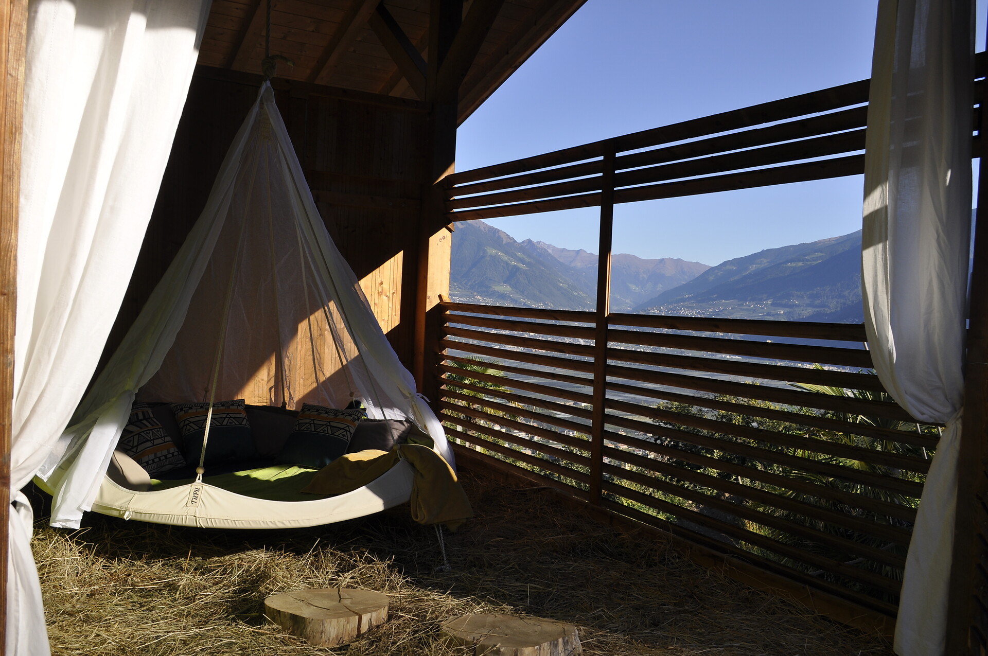 Relax Ecke mit Hängebett im Heu