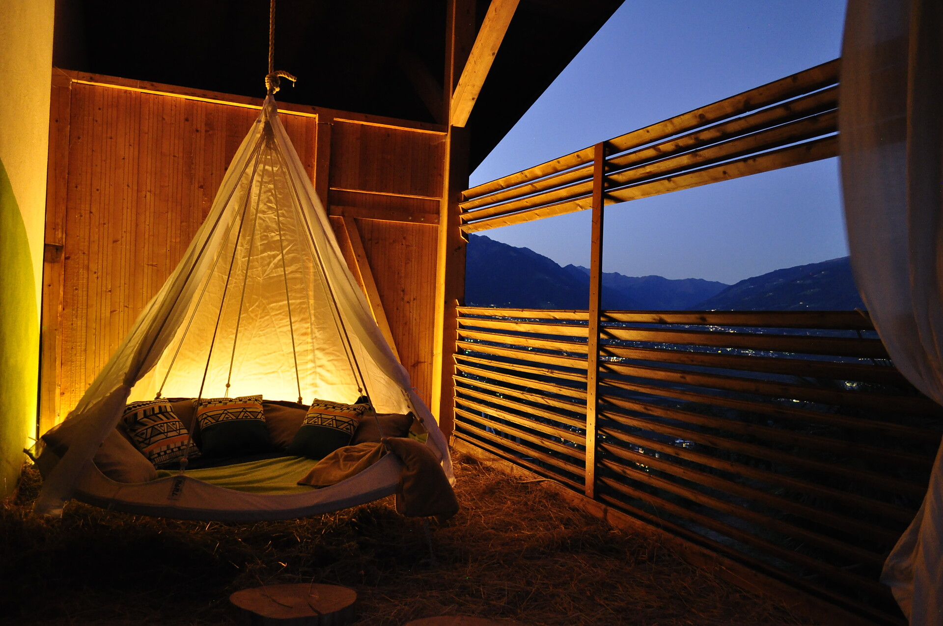 Relax Ecke mit Hängebett im Heu bei Nacht am Niederhof