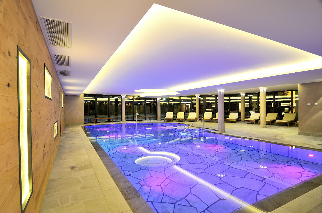 Heated indoor pool with jacuzzi