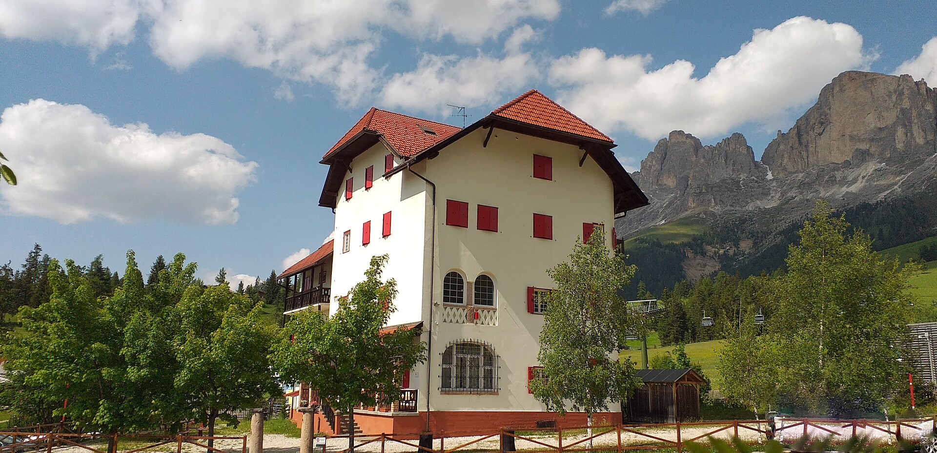 Villa San Pio X im Sommer. Ausgangspunkt fur Spaziergänge, Wanderungen und Klettertouren