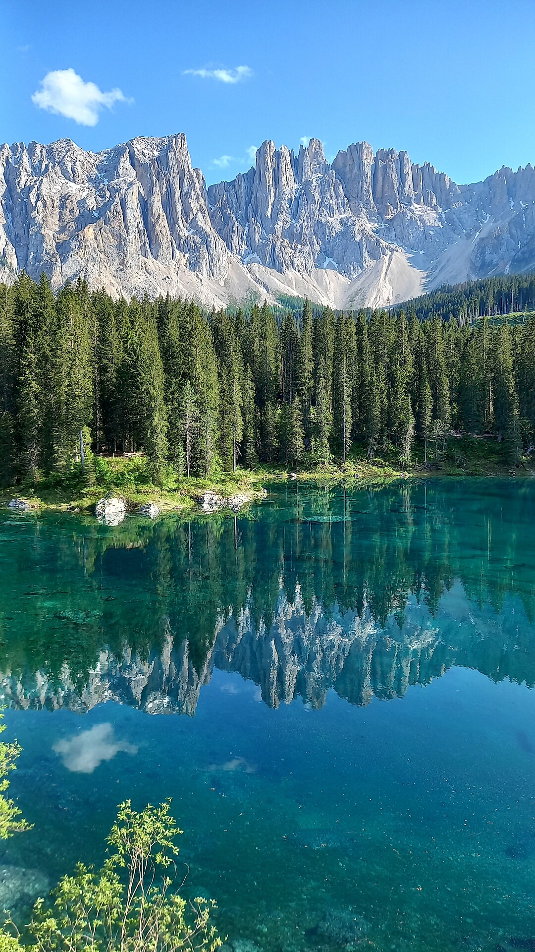 Der Karersee, eines der zehn Weltwunder Italiens. Erreicht durch einen Spaziergang durch den Wald