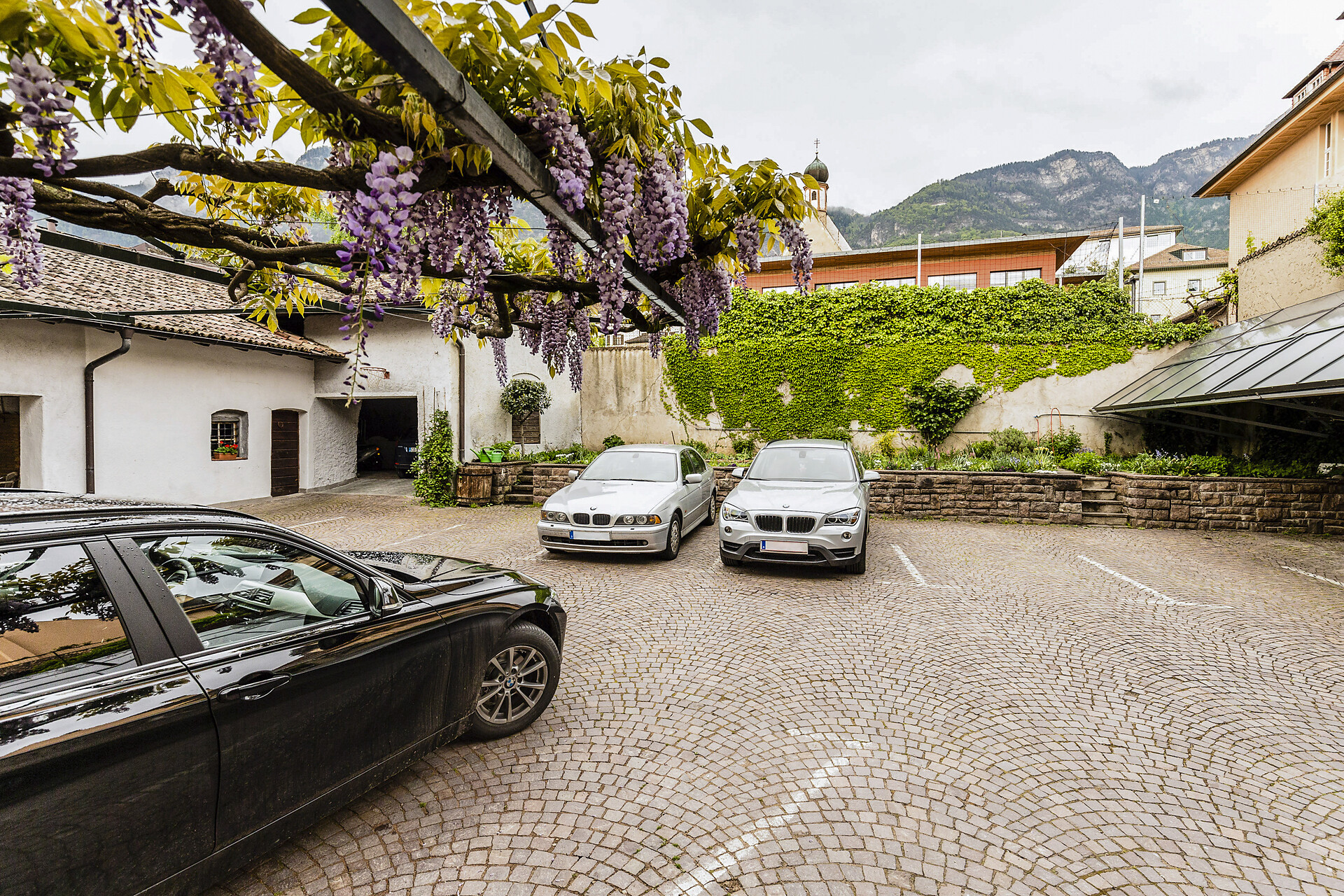 Unser Parkplatz befindet sich im abgeschlossenen Innenhof