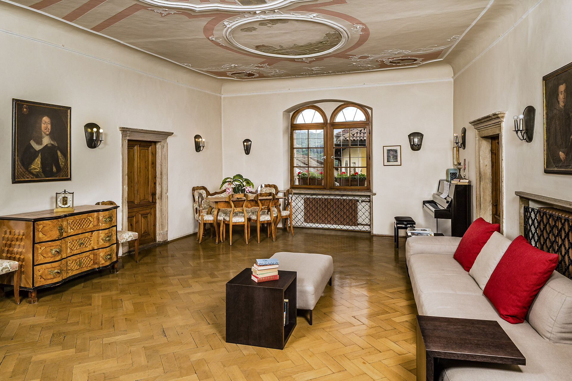 Ballsaal mit Stuckdecke aus dem 18. Jh.