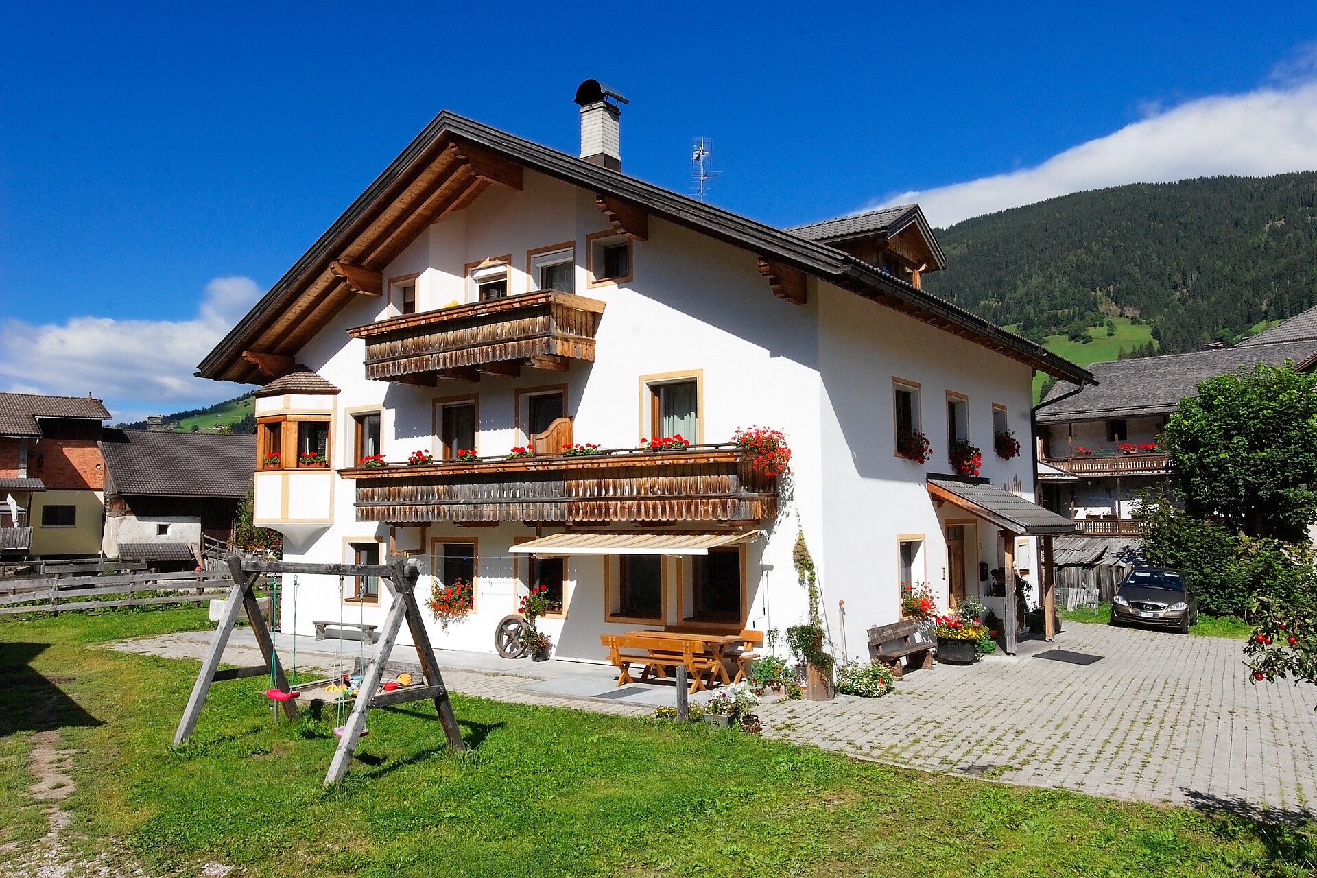 maso agriturismo Huter Zacher San Candido vista casa estate