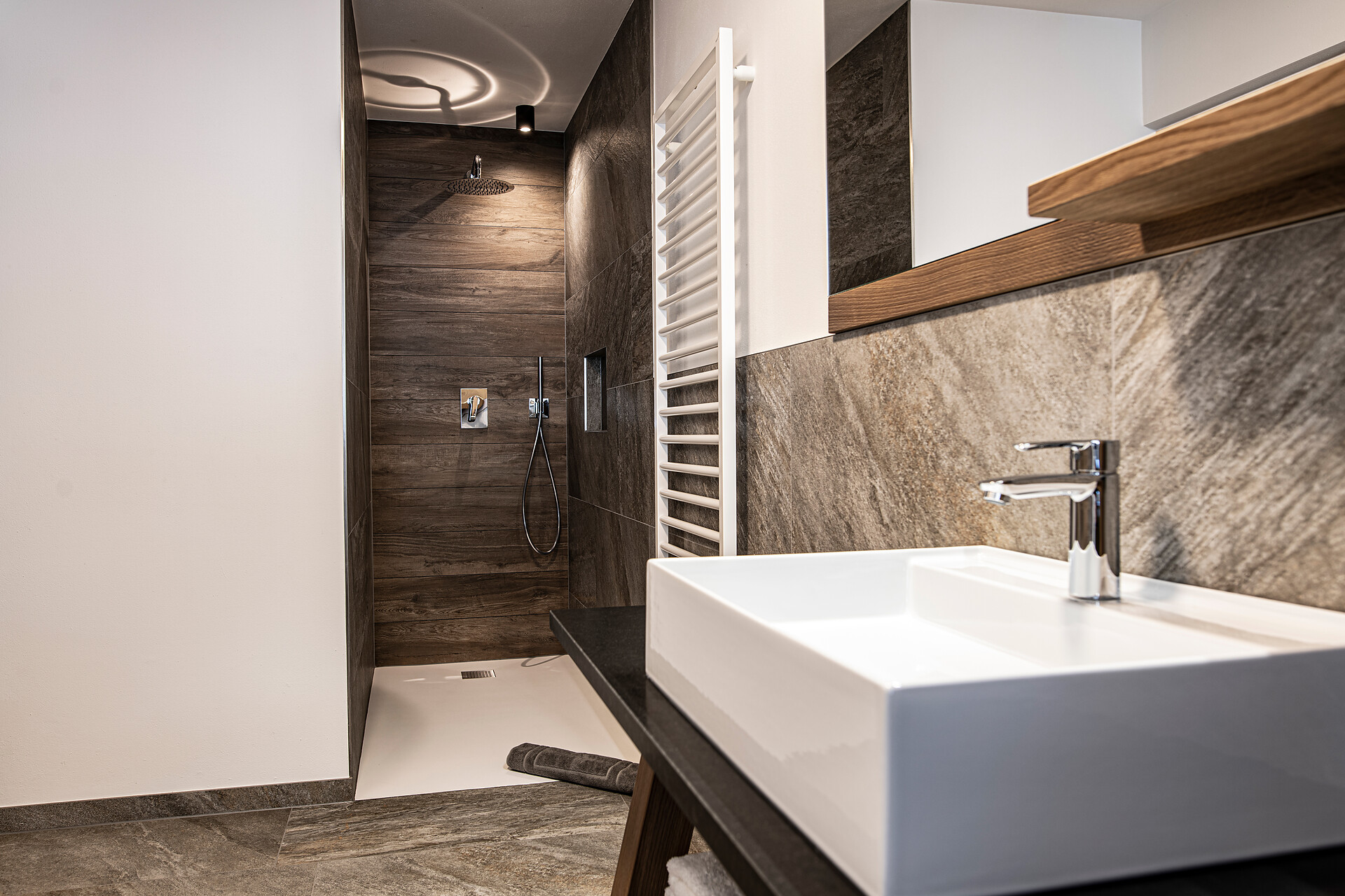 Badezimmer mit Regendusche FELDA
