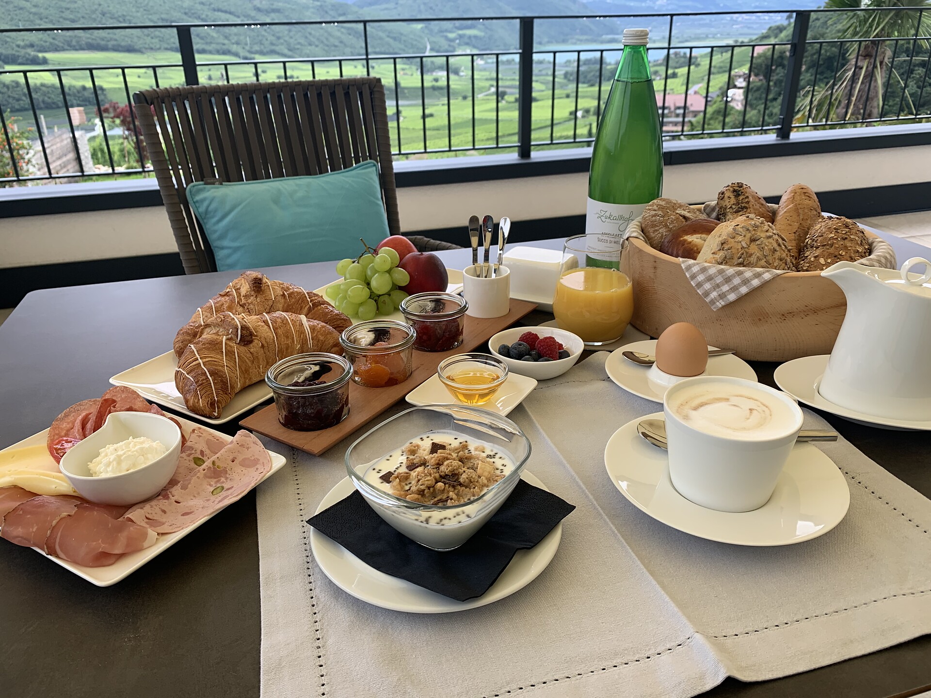 prima colazione con vista panoramica sul lago