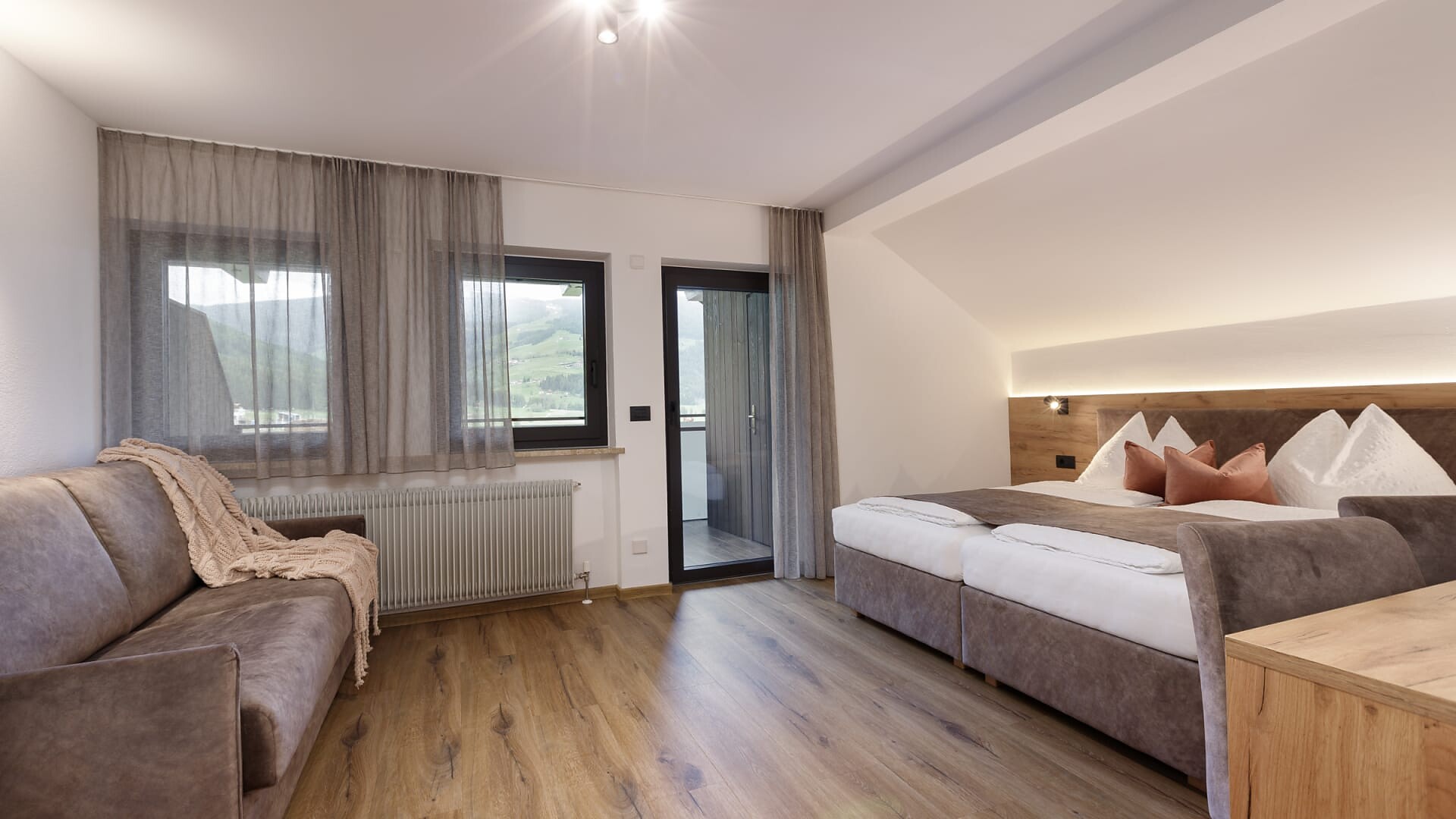 Zimmer Apartment for 3 - Olang - #1 - Aparthotel Familiaris - Family Apartments - Pools & Spa in Dolomites - Dolomitenregion Kronplatz - suedtirol.info