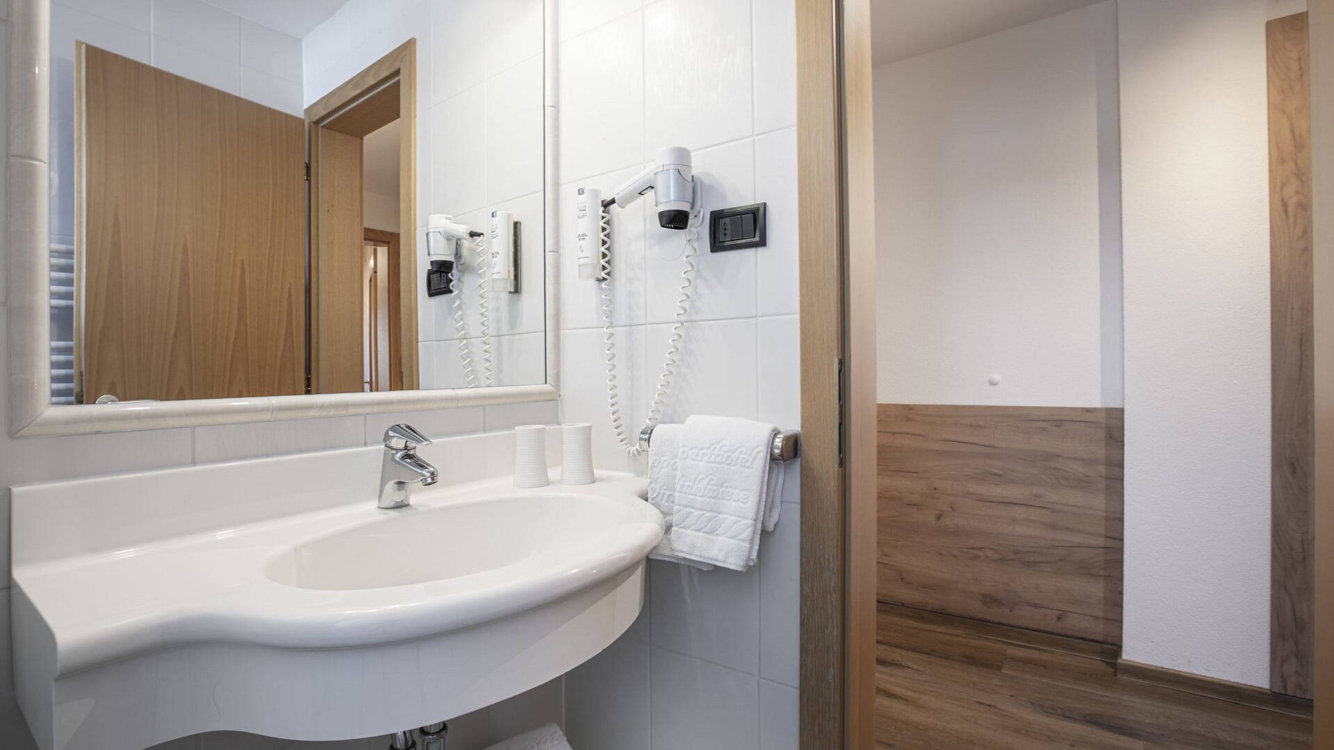 Zimmer Apartment for 3 - Olang - #10 - Aparthotel Familiaris - Family Apartments - Pools & Spa in Dolomites - Dolomitenregion Kronplatz - suedtirol.info