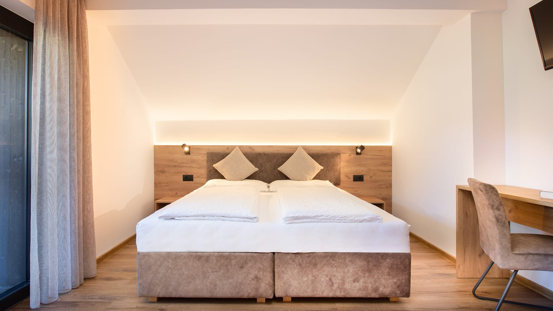 Zimmer Apartment for 3 - Olang - #5 - Aparthotel Familiaris - Family Apartments - Pools & Spa in Dolomites - Dolomitenregion Kronplatz - suedtirol.info