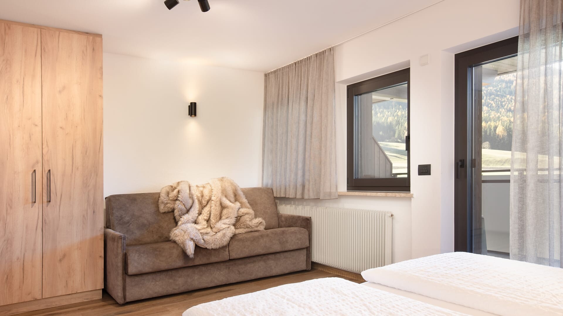 Zimmer Apartment for 3 - Olang - #4 - Aparthotel Familiaris - Family Apartments - Pools & Spa in Dolomites - Dolomitenregion Kronplatz - suedtirol.info