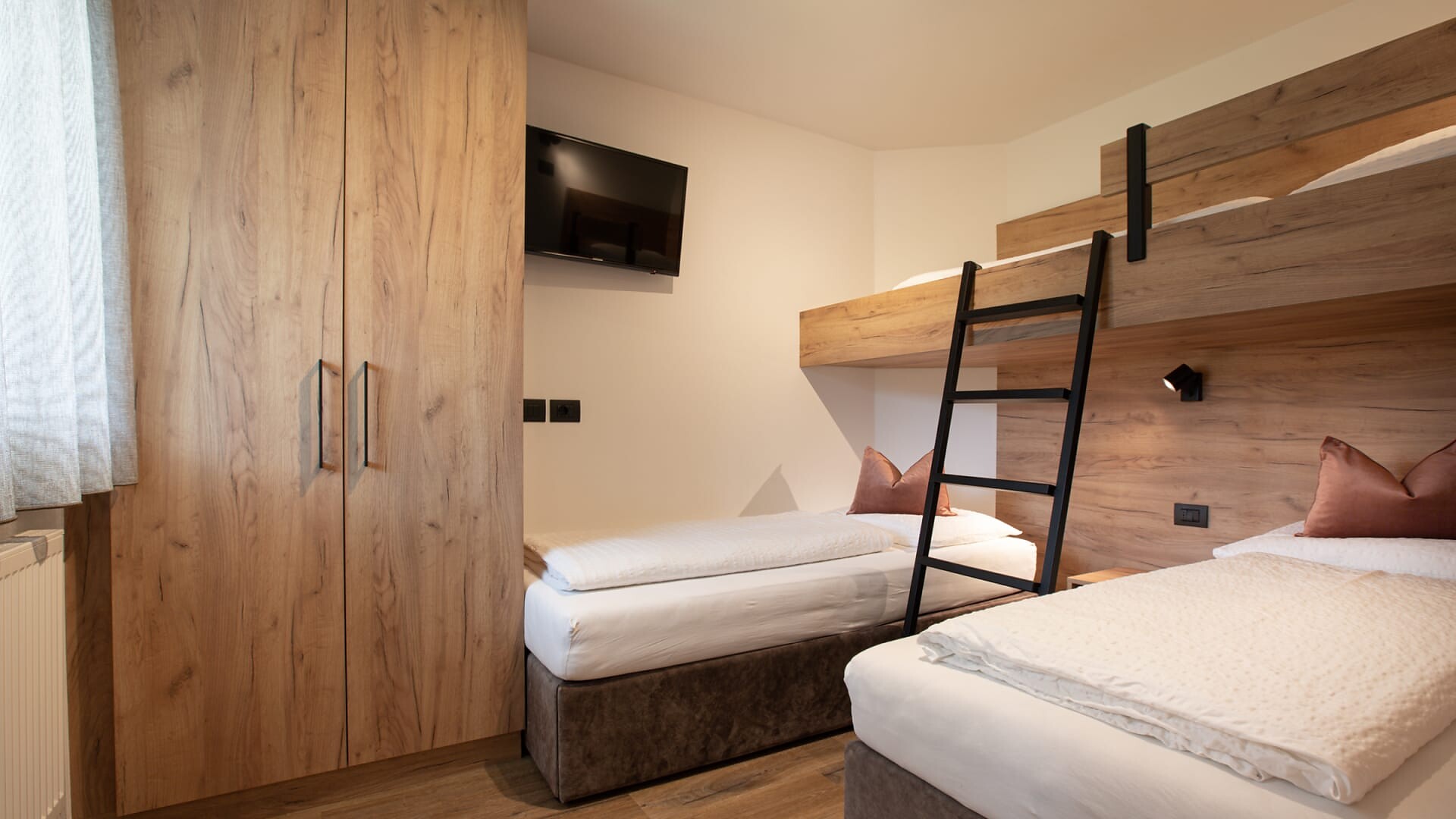 Zimmer Family Apartment - Olang - #3 - Aparthotel Familiaris - Family Apartments - Pools & Spa in Dolomites - Dolomitenregion Kronplatz - suedtirol.info