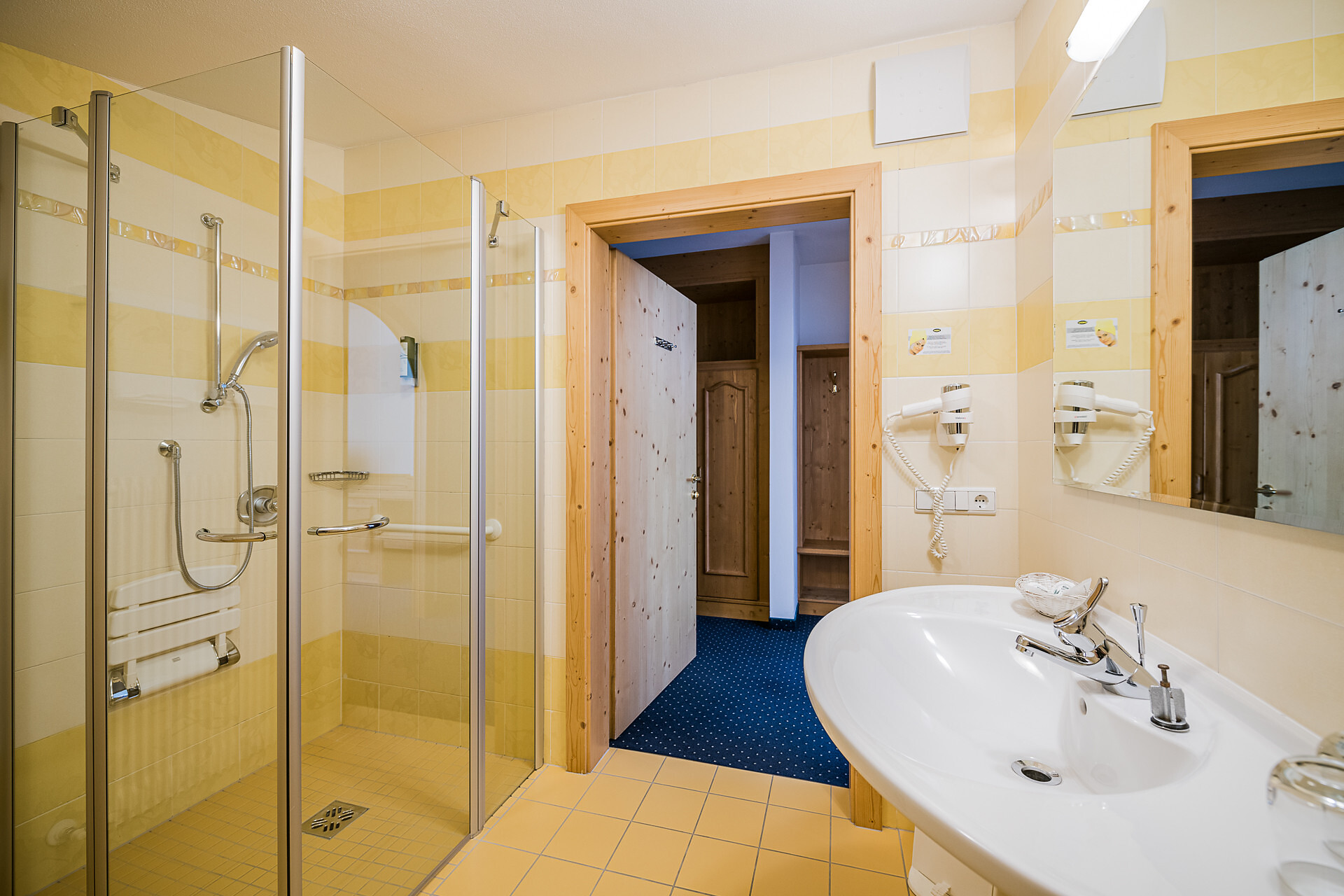 Zimmer DZ Superior Helm - #4 - Hotel Waldheim - Dolomitenregion 3 Zinnen - suedtirol.info